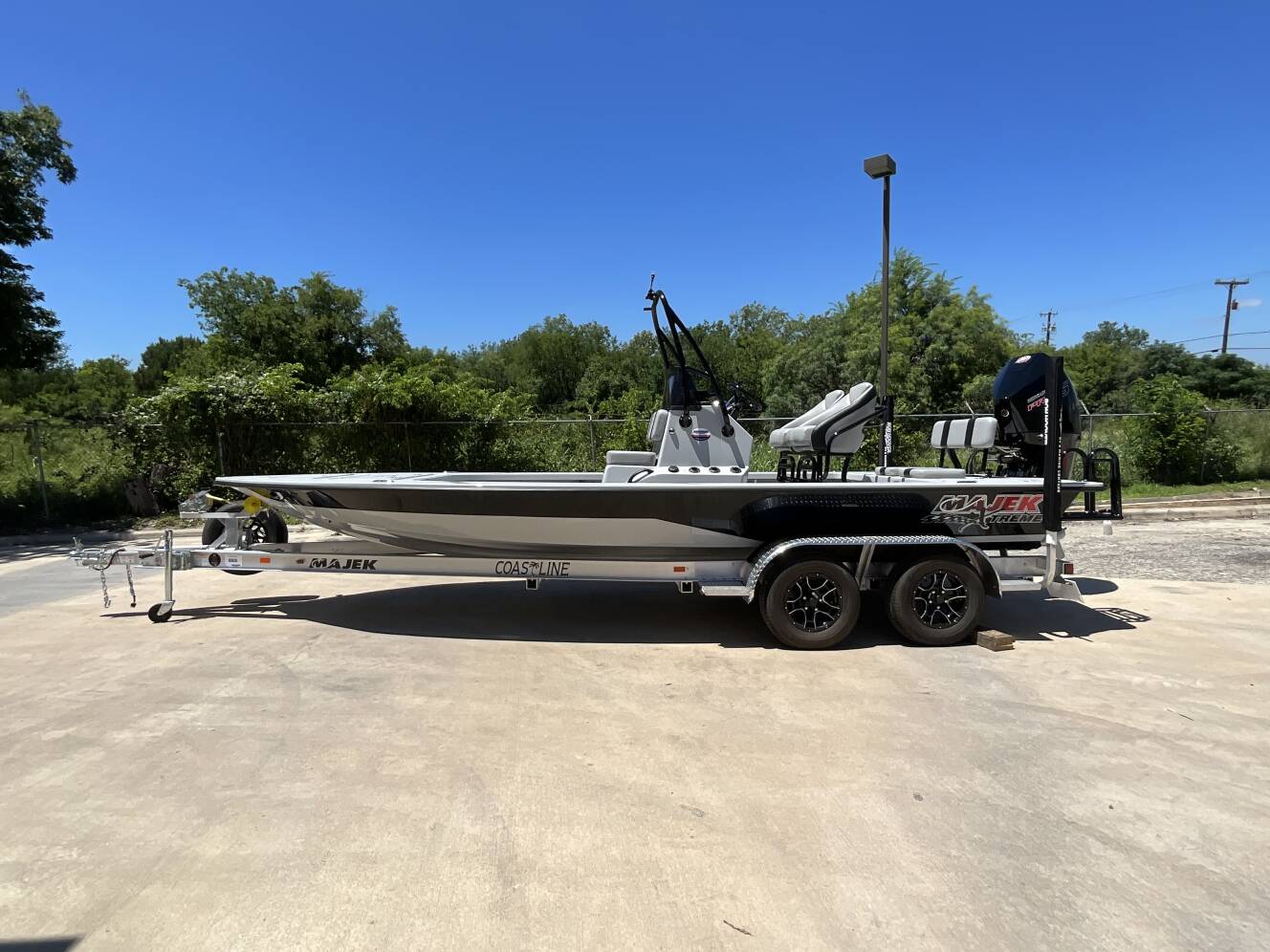 A photo of this 2026 Majek 22 Xtreme