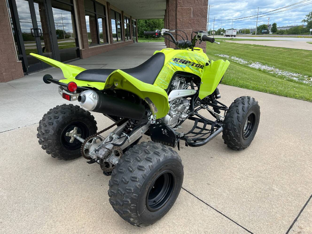 A photo of this 2025 Yamaha Raptor 700R SE