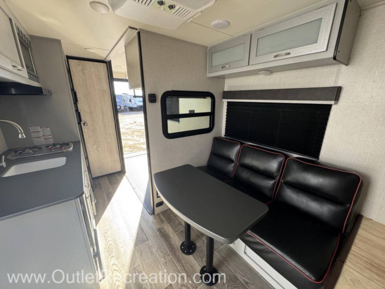 A photo of this 2022 Chinook Dream M-175