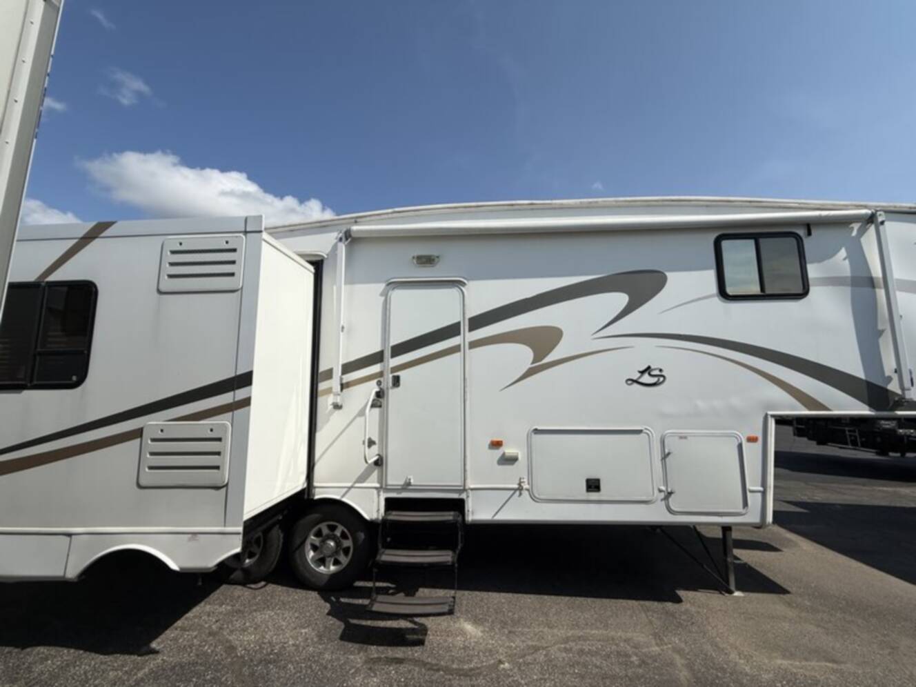A photo of this 2011 Nu-Wa HITCHHIKER LS 29.5 FKLS