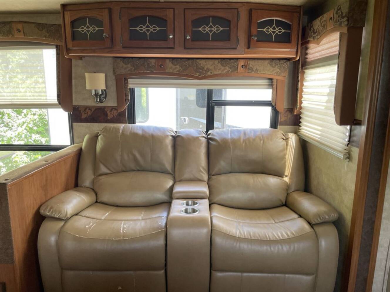 A photo of this 2011 Palomino Sabre FW 32BHTS
