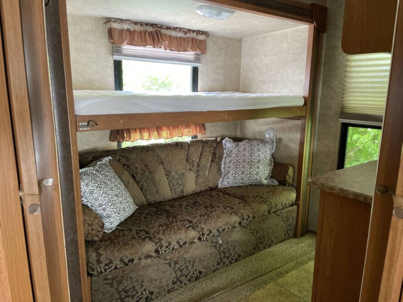 A photo of this 2011 Palomino Sabre FW 32BHTS