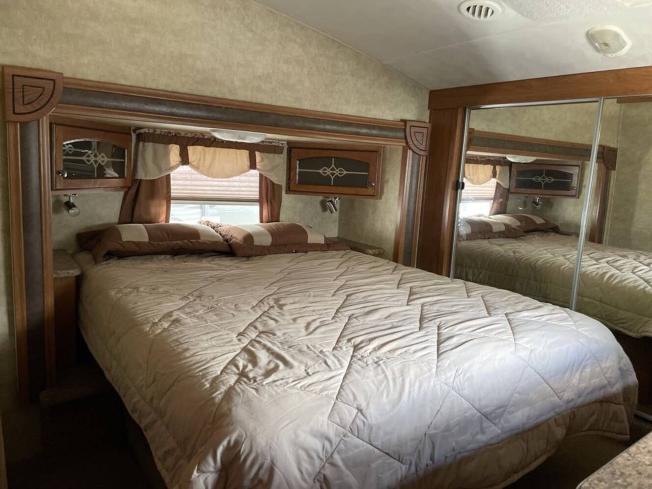 A photo of this 2011 Palomino Sabre FW 32BHTS