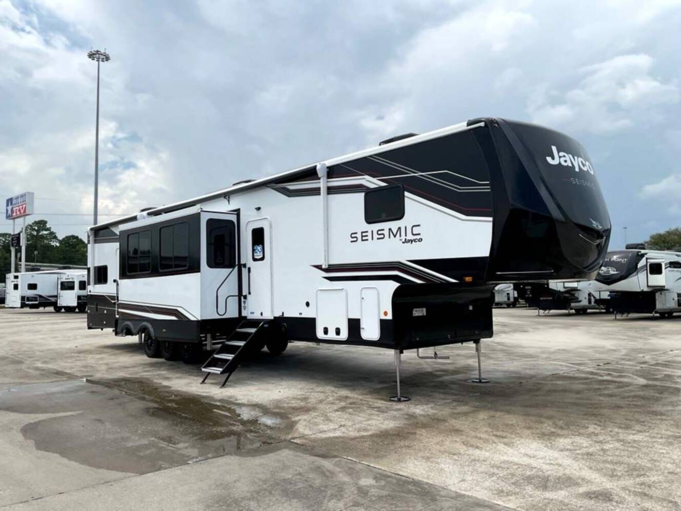 A photo of this 2026 Jayco Seismic 395