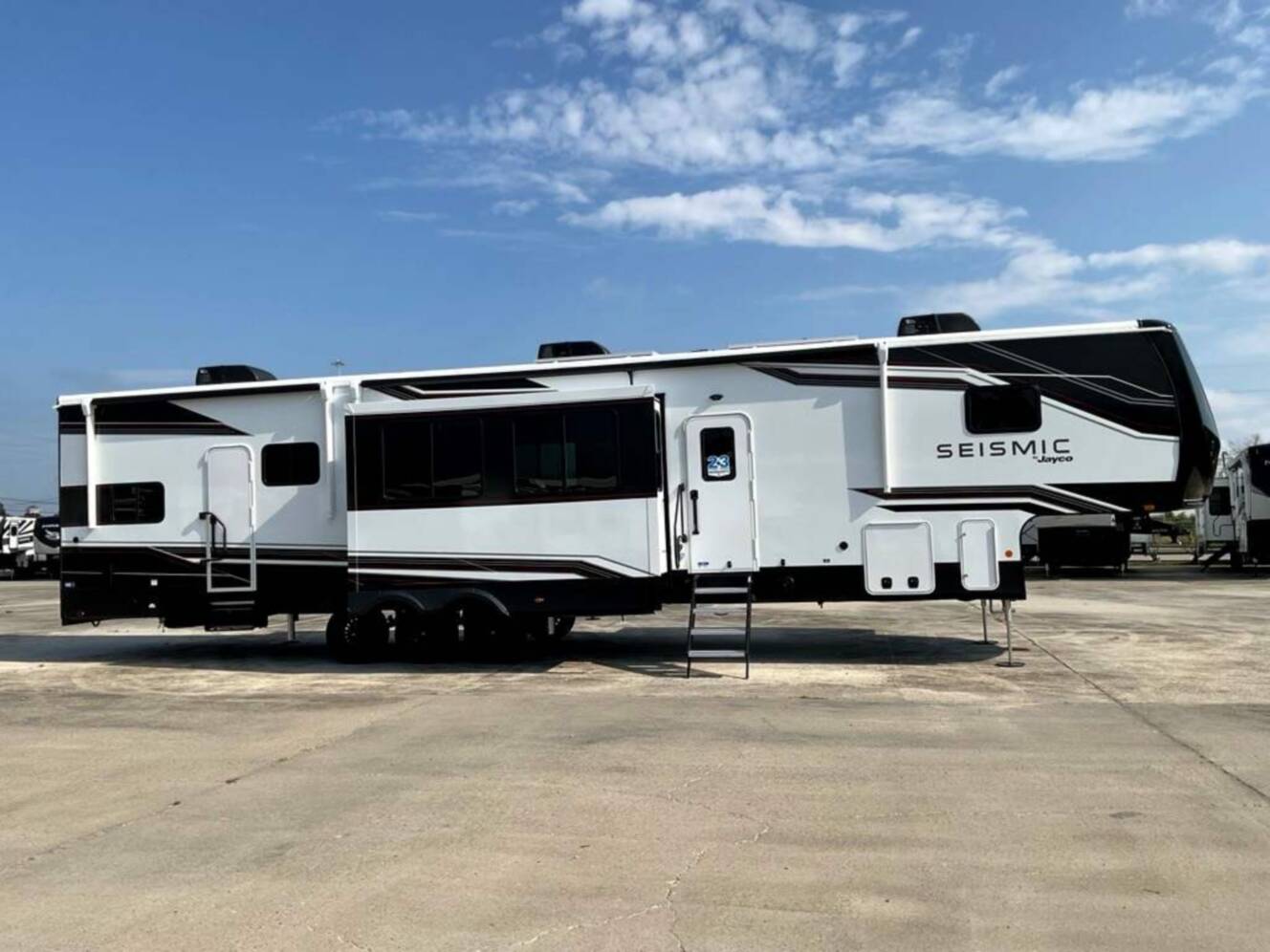 A photo of this 2026 Jayco Seismic 395