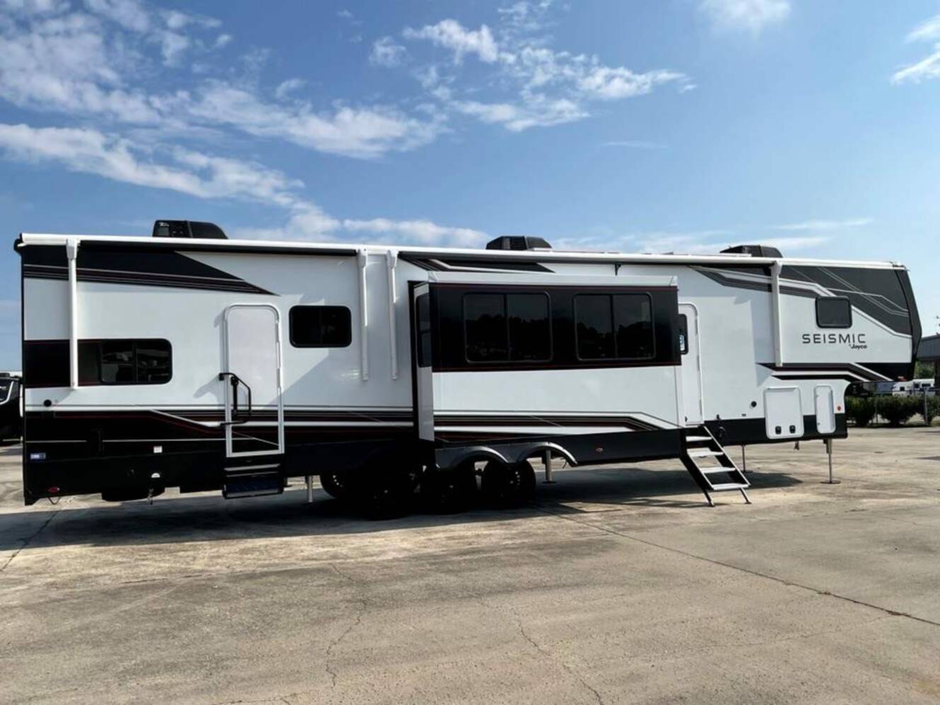 A photo of this 2026 Jayco Seismic 395