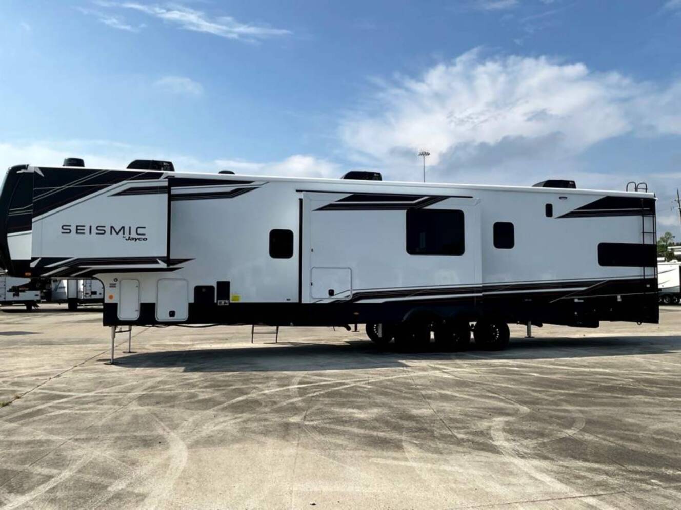 A photo of this 2026 Jayco Seismic 395