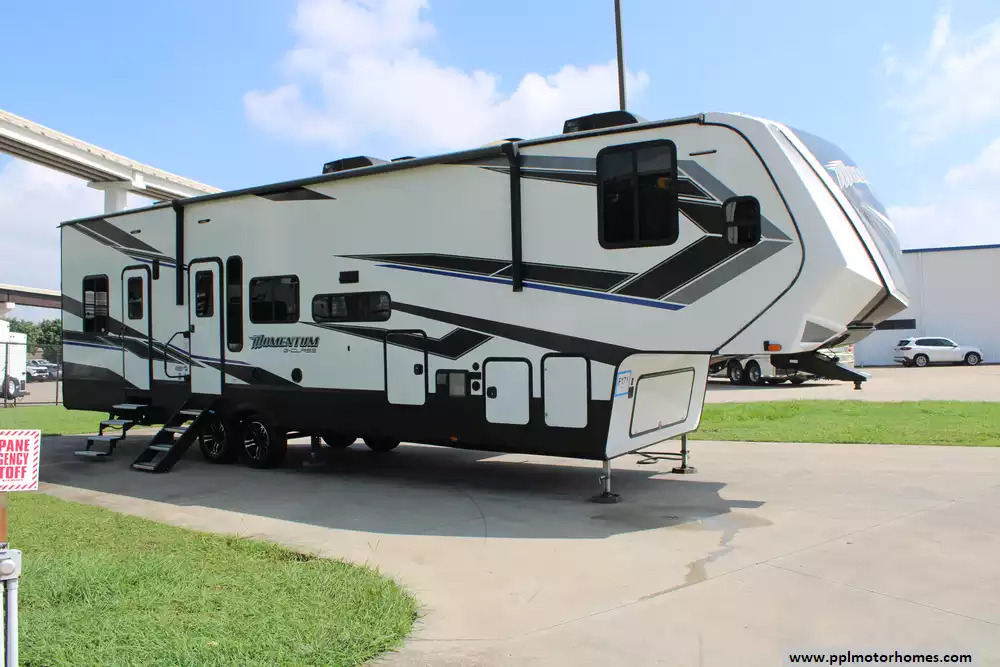 2021 Grand Design Momentum 353G in houston TX