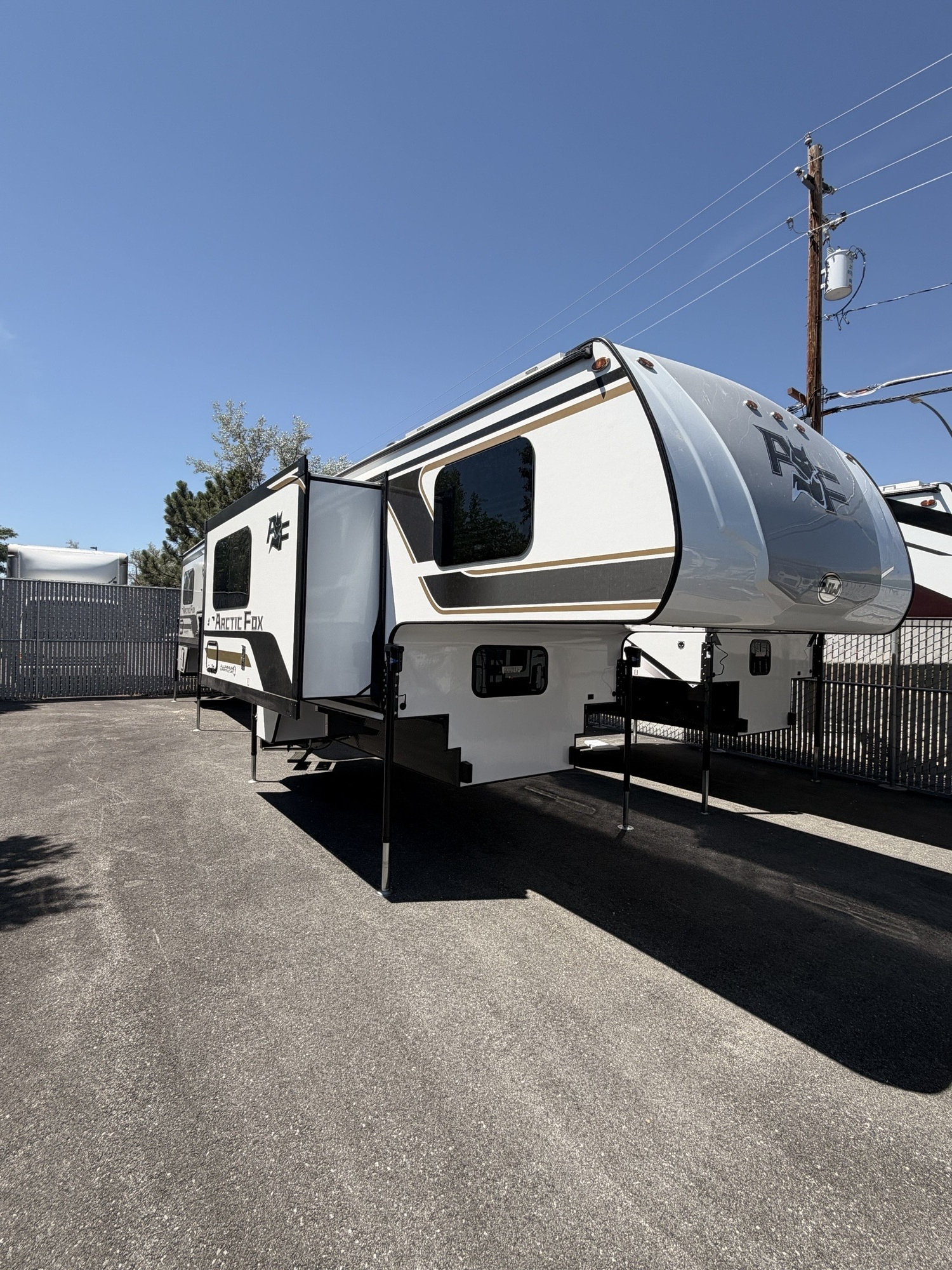 2027 Northwood Mfg ARCTIC FOX 990 in carson city NV