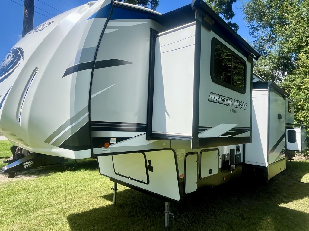 2022 Forest River CHEROKEE ARCTIC WOLF 3990 SUITE in spring TX