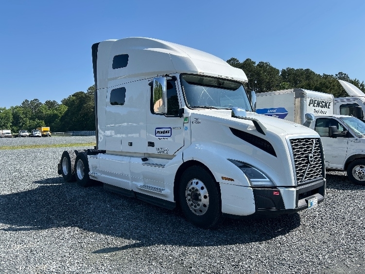 2022 VOLVO VNL64760 in Eden, MD