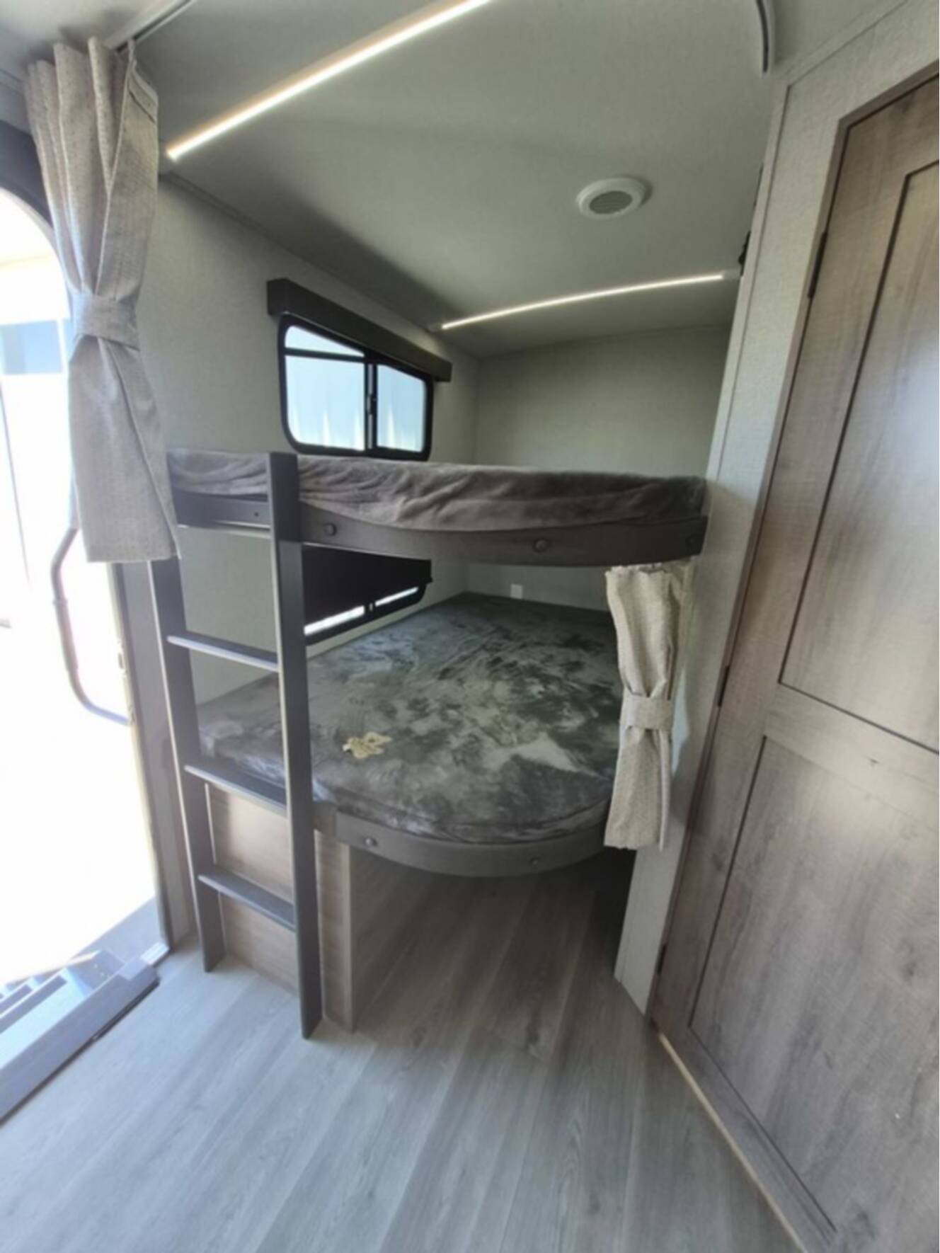 A photo of this 2025 Grand Design Imagine 2800 BH