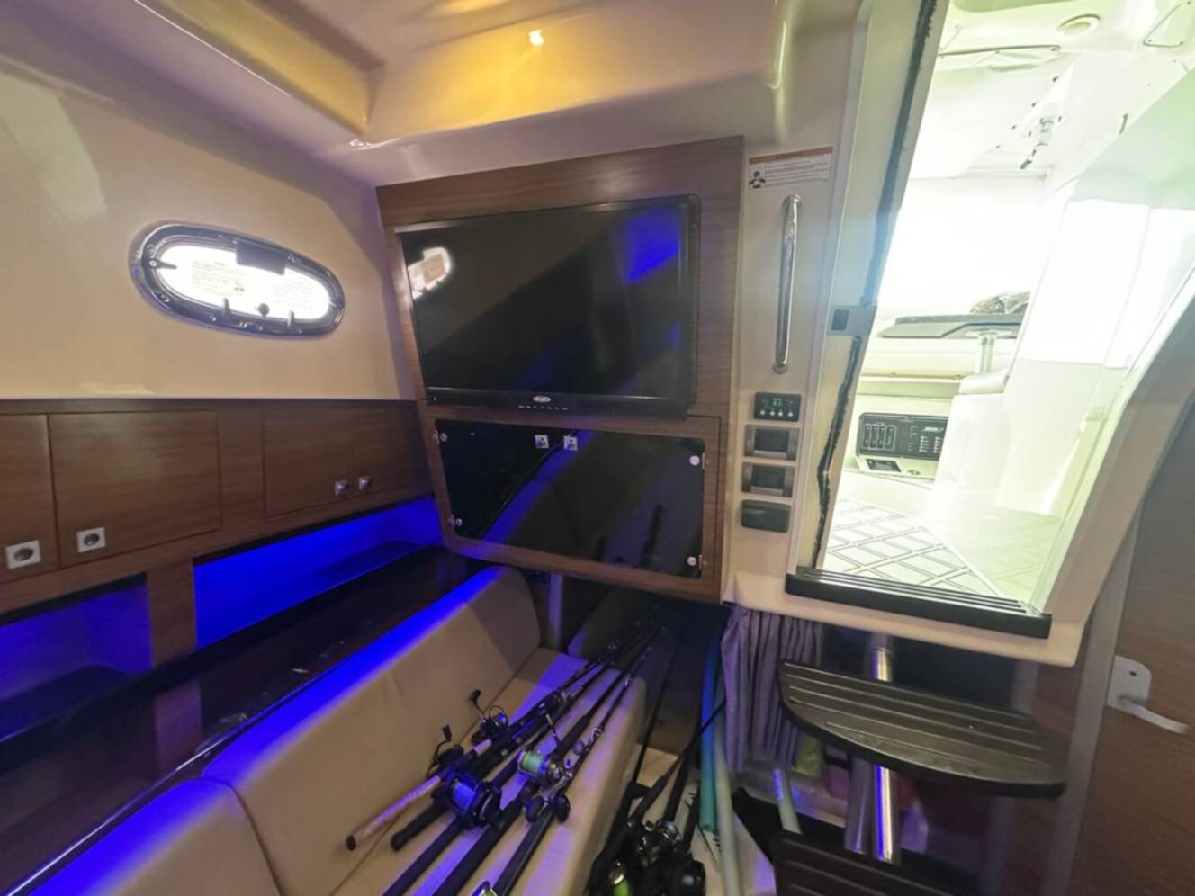 A photo of this 2017 Boston Whaler 345 Conquest