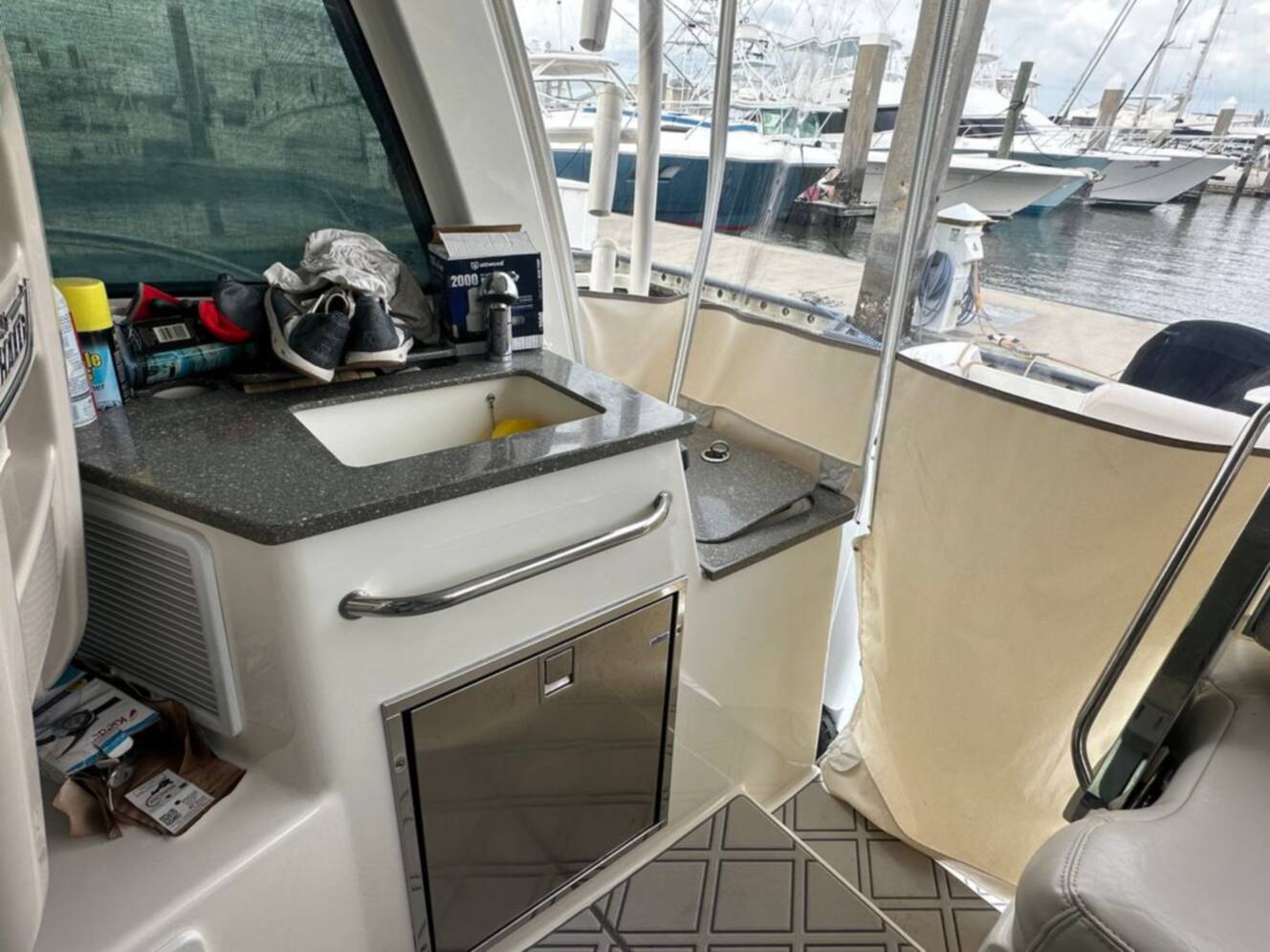 A photo of this 2017 Boston Whaler 345 Conquest
