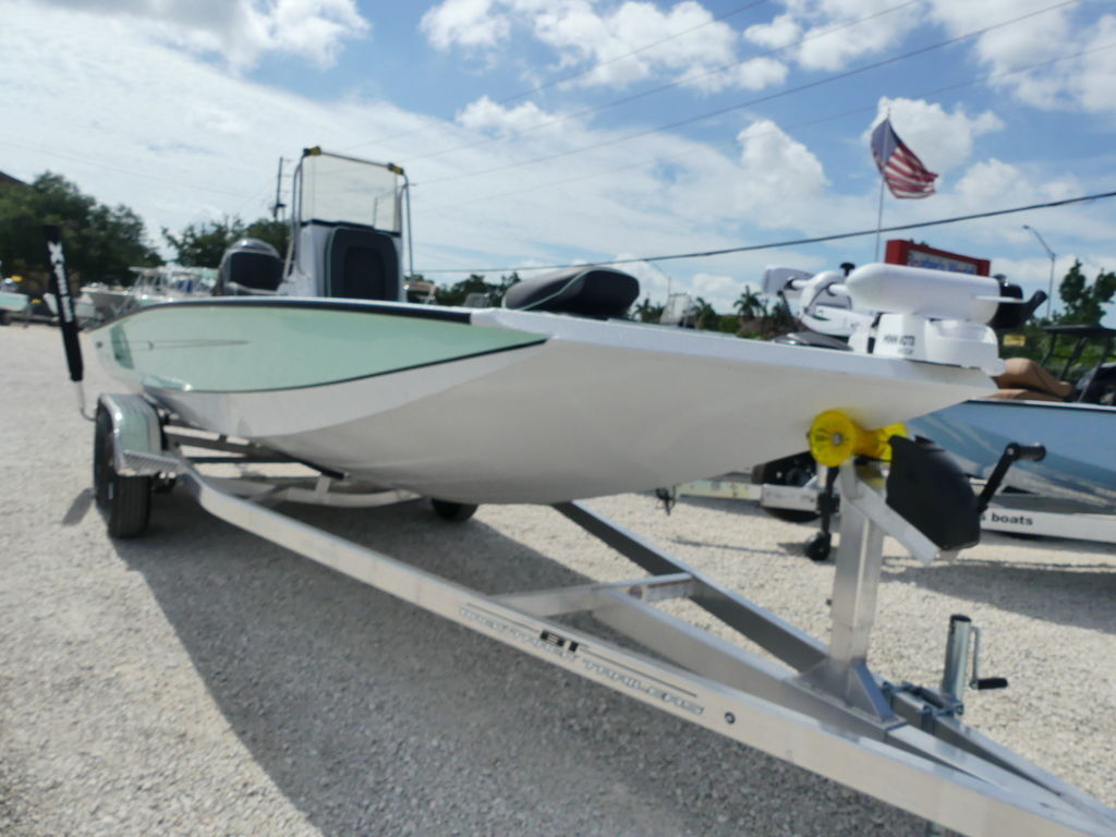 2027 Xpress HYPER-LIFT H22 BAY H24B in bradenton FL