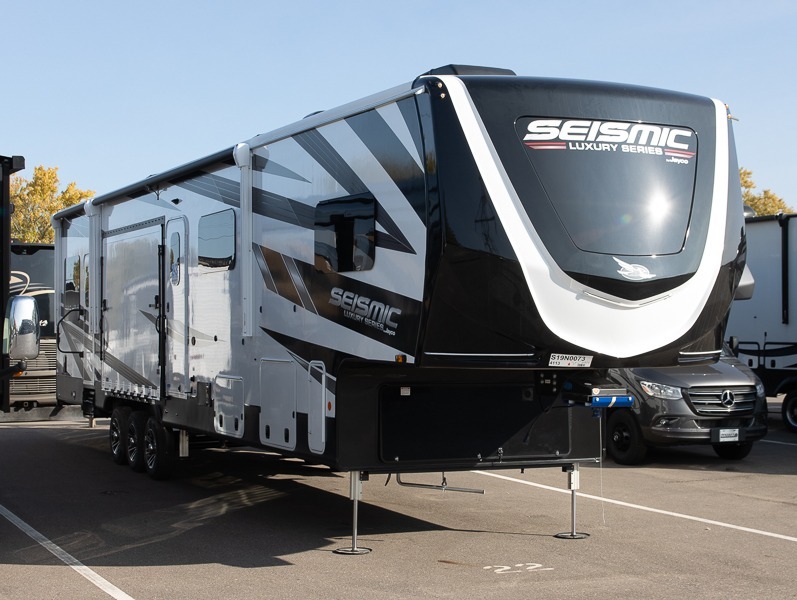 2025 Jayco Seismic Luxury Series 4113 in grand rapids MI