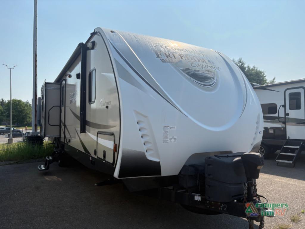 2017 Coachmen Rv Freedom Express Liberty Edition 320BHDSLE in merrimack NH