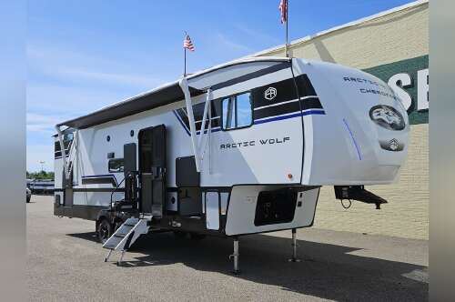2027 Forest River Cherokee Arctic Wolf 285OPT in streetsboro OH