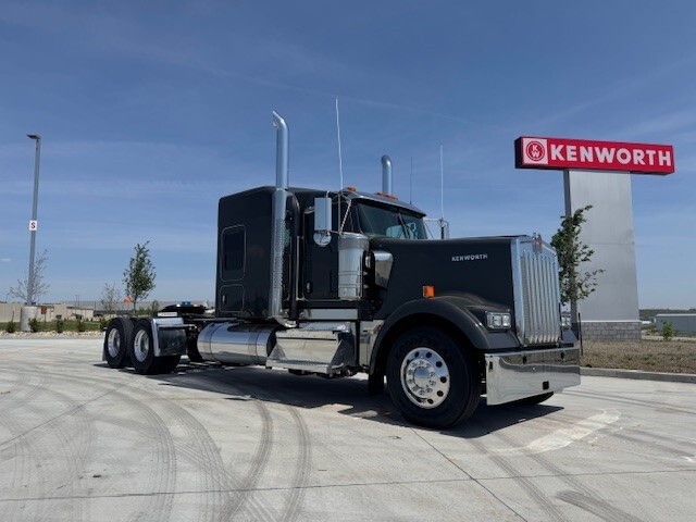 2027 KENWORTH W900L in Des Moines, IA