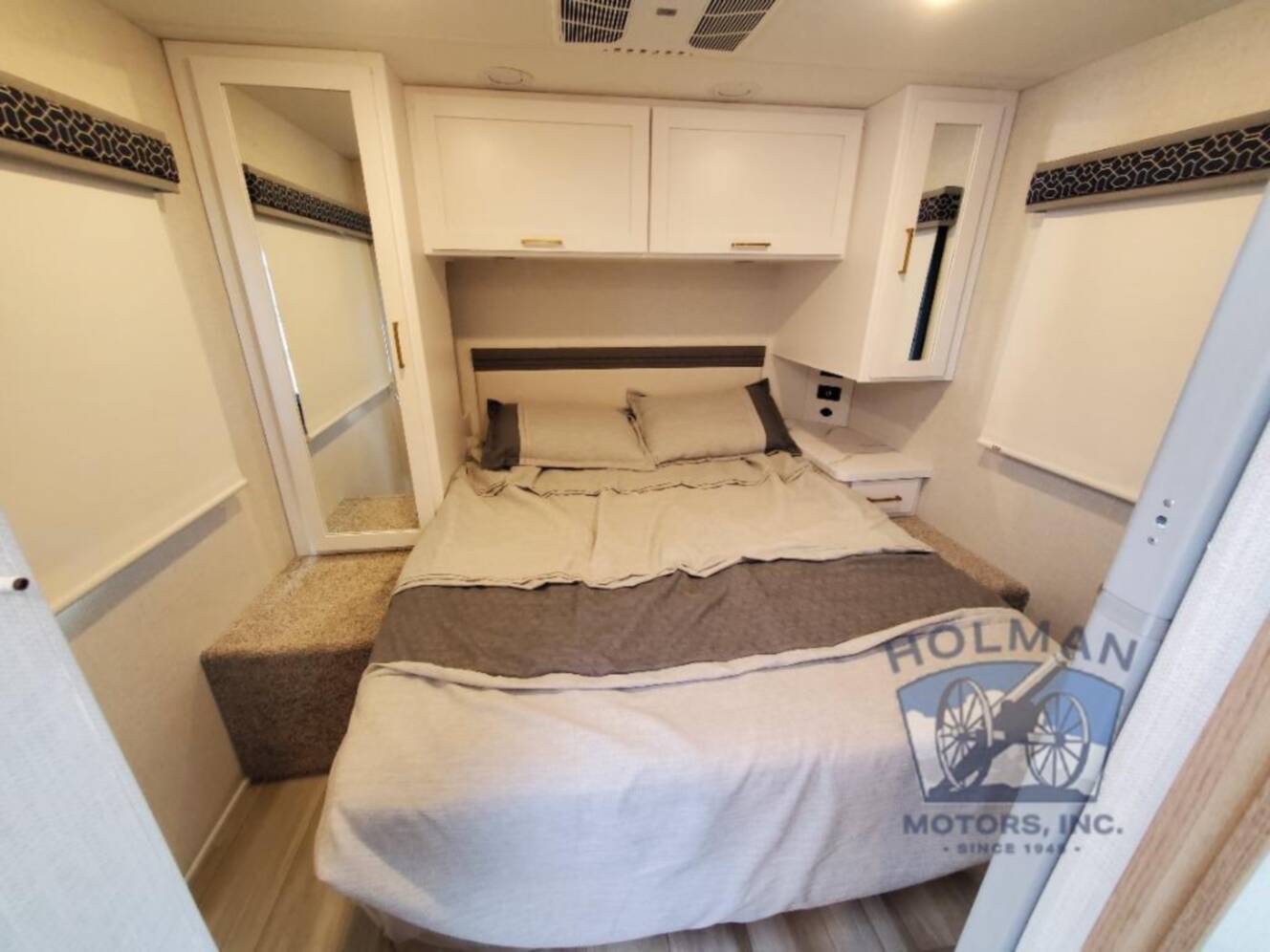 A photo of this 2027 Thor Motor Coach Quantum HS31