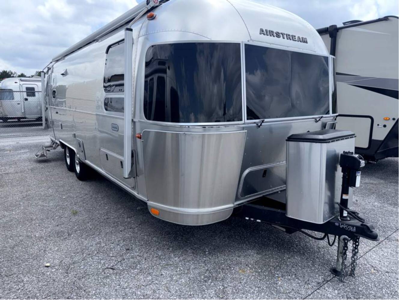 A photo of this 2024 Airstream Globetrotter 27FB