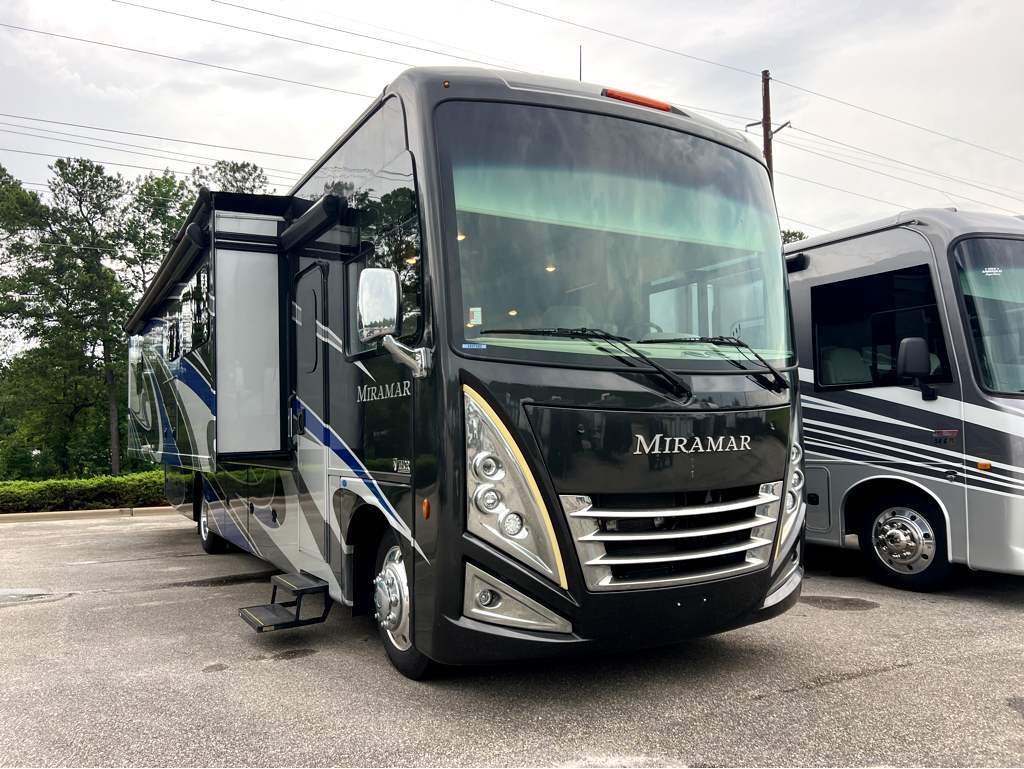 2022 Thor Motor Coach Miramar 35.2 RV