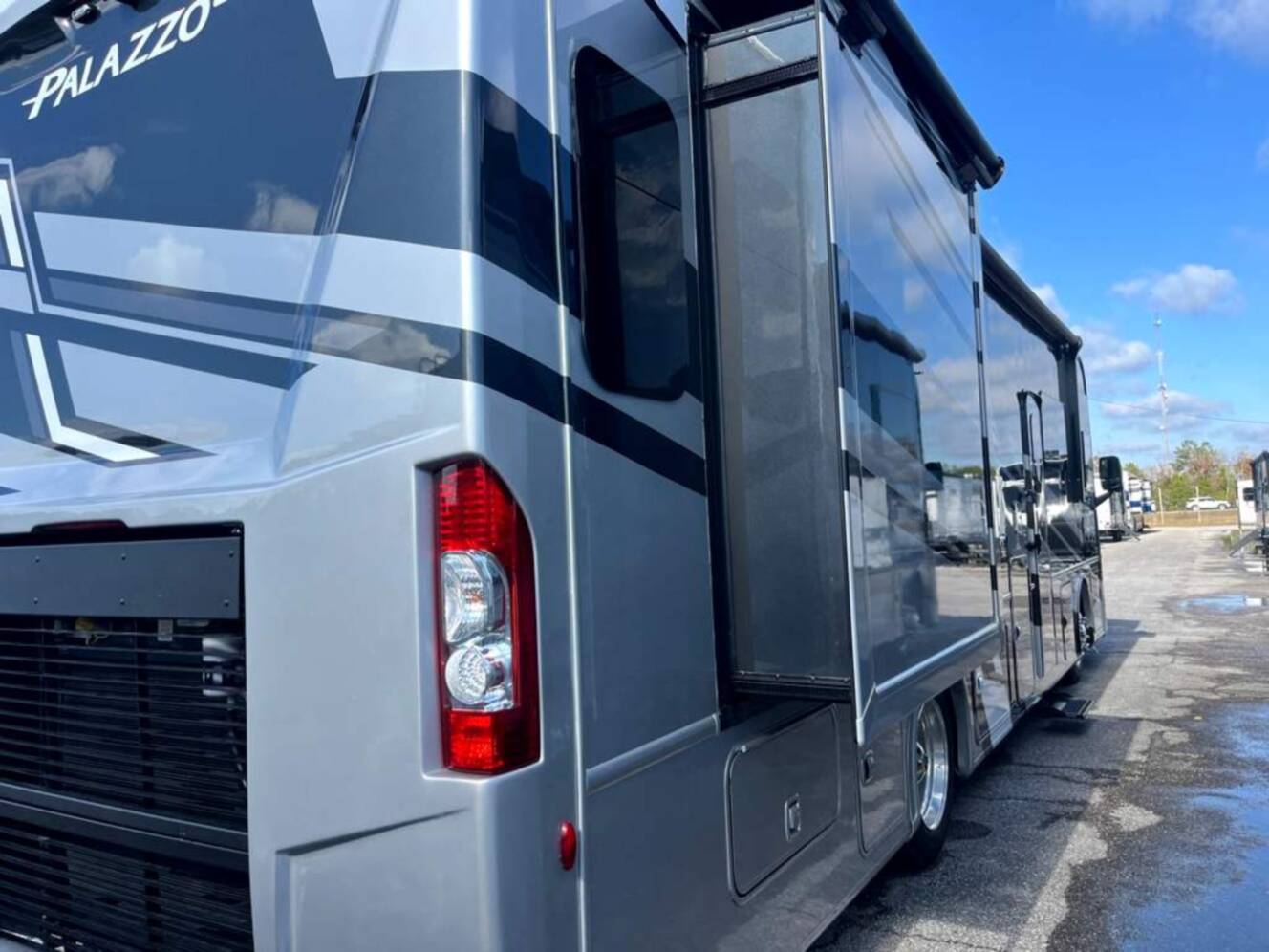 A photo of this 2026 Thor Motor Coach Palazzo GT 33.6