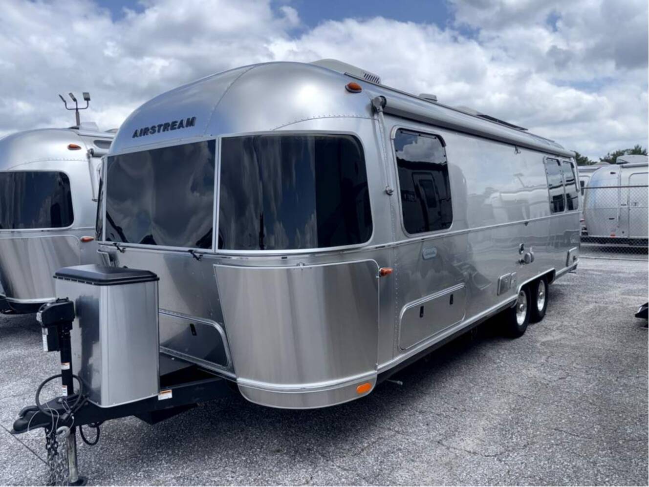 A photo of this 2024 Airstream Globetrotter 27FB