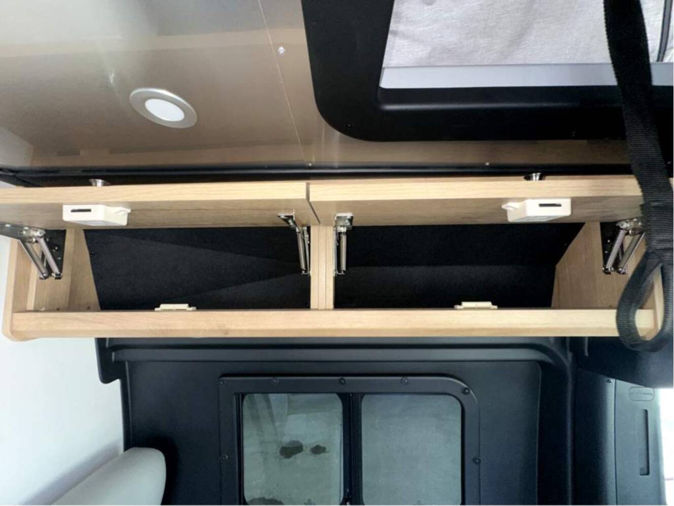 A photo of this 2026 Airstream Rangeline Base