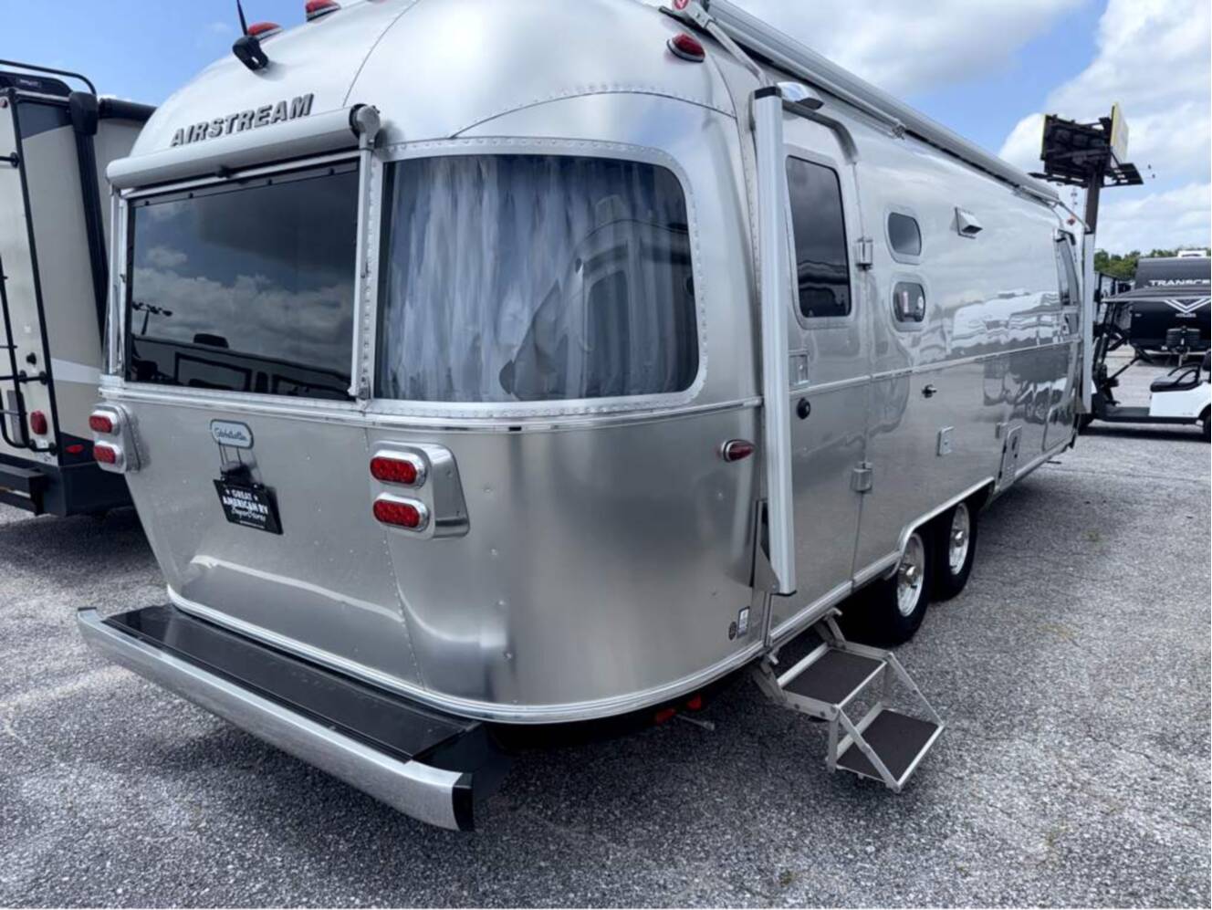A photo of this 2024 Airstream Globetrotter 27FB