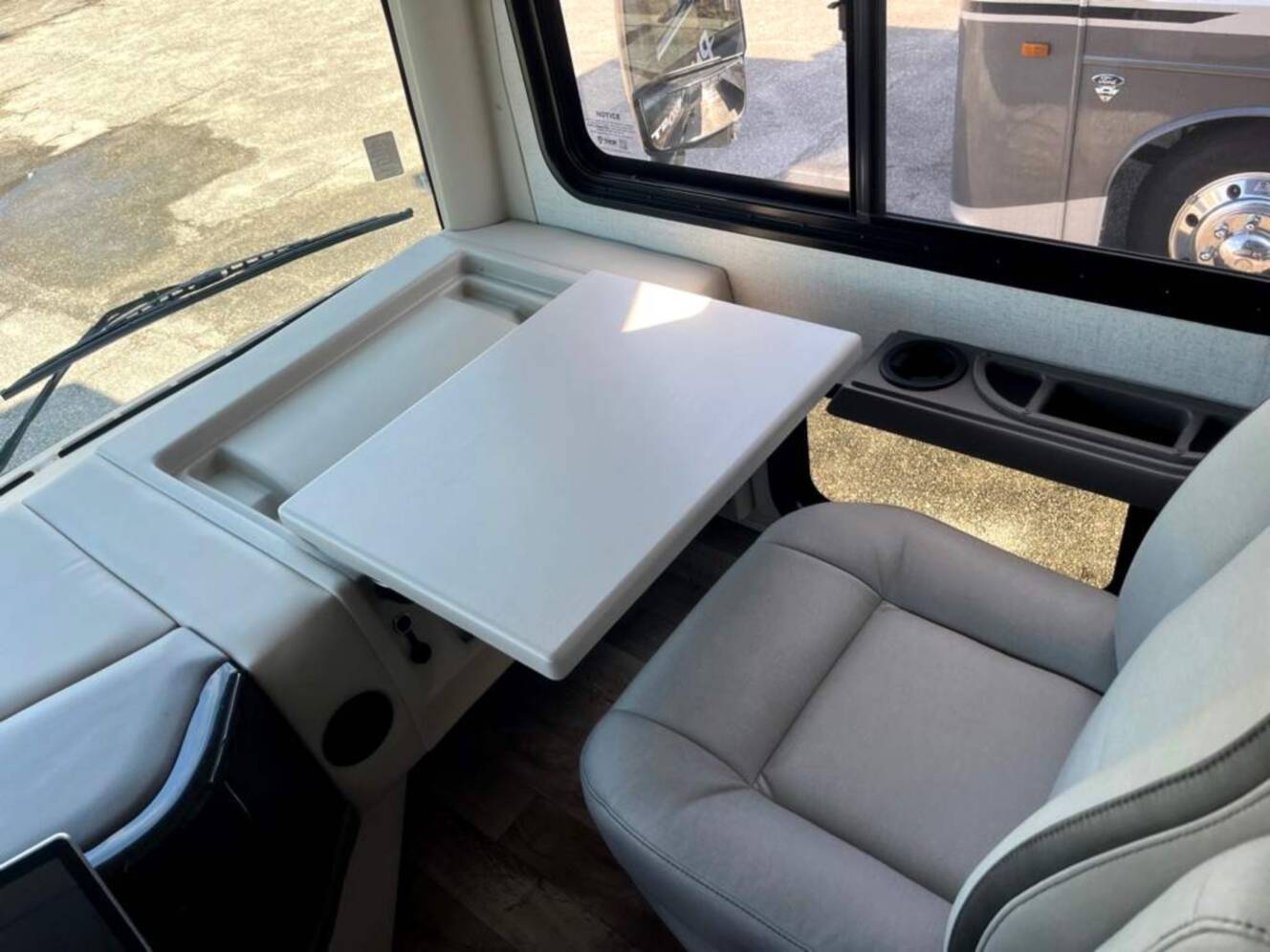 A photo of this 2026 Thor Motor Coach Palazzo GT 33.6