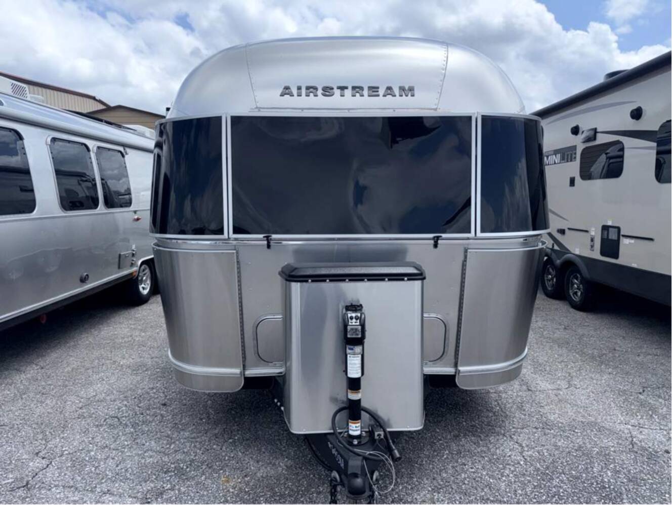 A photo of this 2024 Airstream Globetrotter 27FB