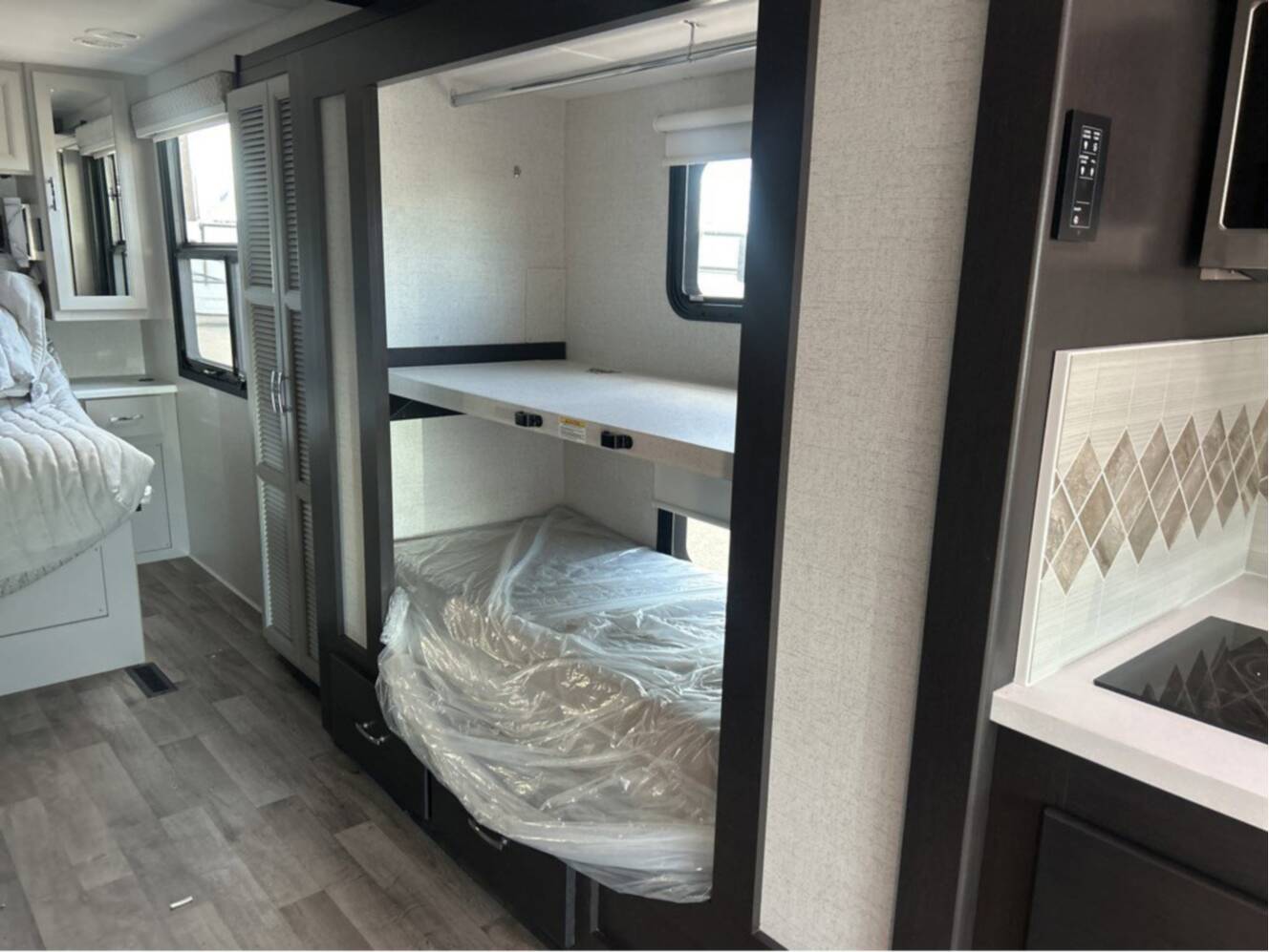 A photo of this 2026 Thor Motor Coach Palazzo GT 33.5