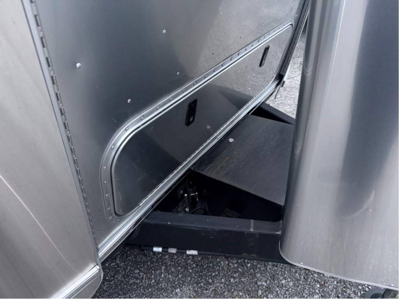 A photo of this 2024 Airstream Globetrotter 27FB