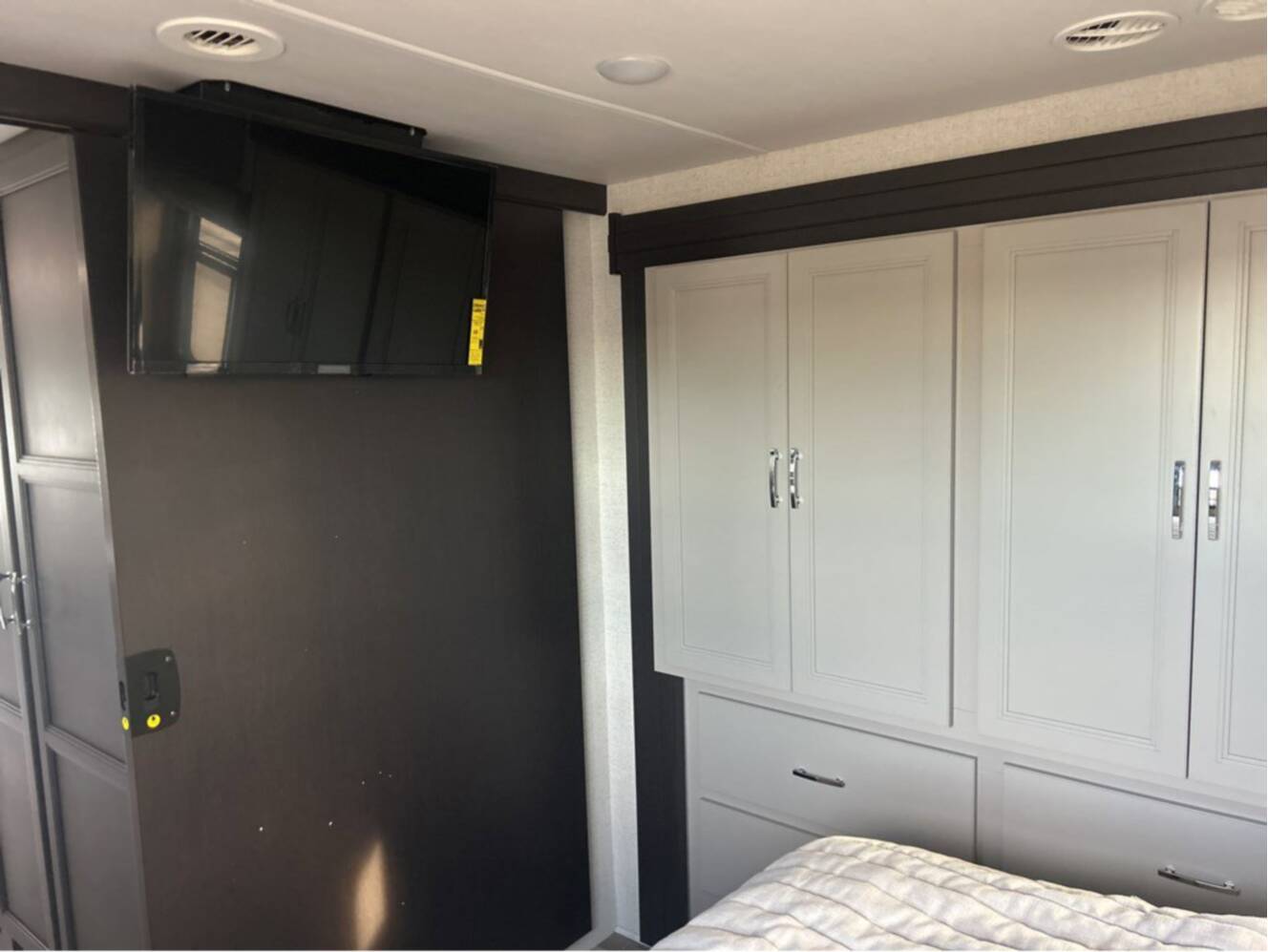 A photo of this 2026 Thor Motor Coach Palazzo GT 33.5