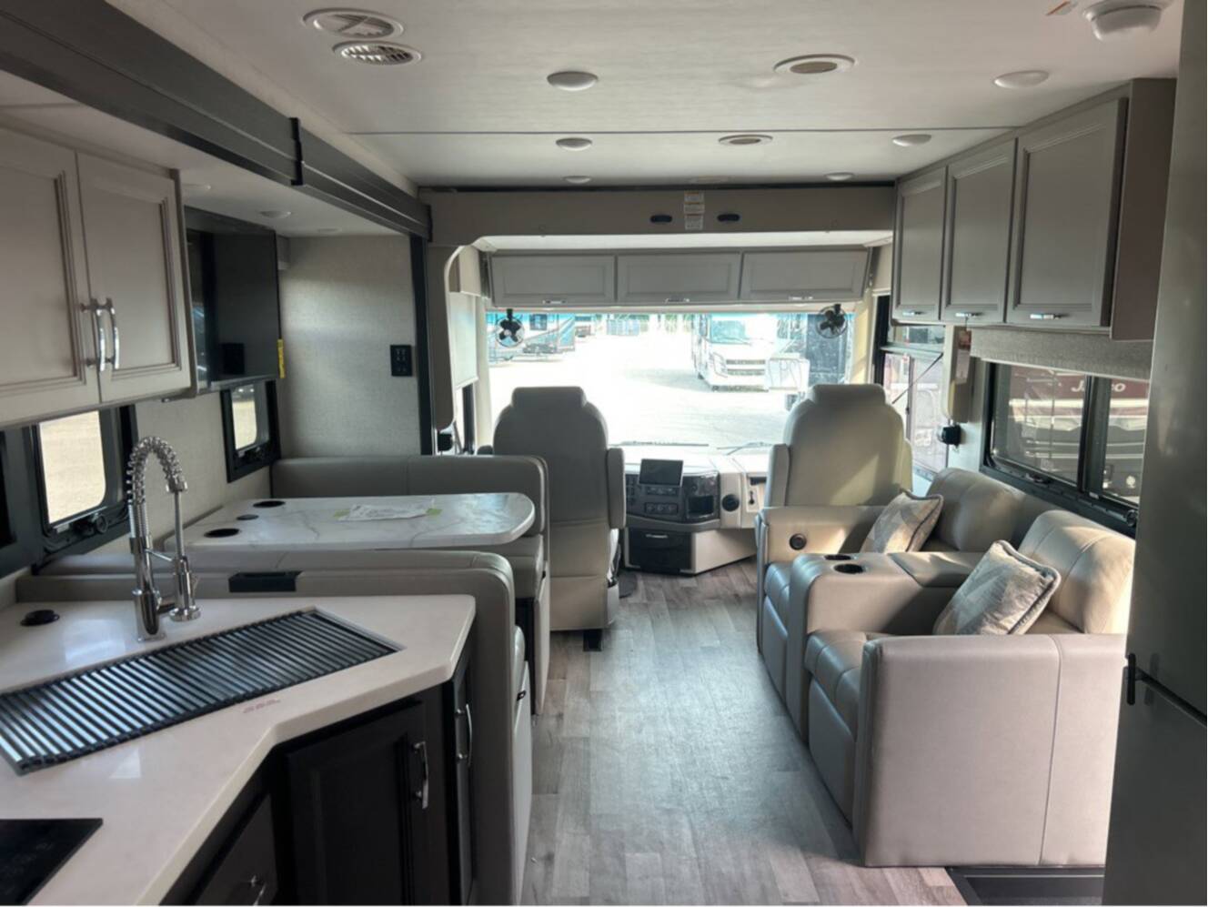 A photo of this 2026 Thor Motor Coach Palazzo GT 33.5