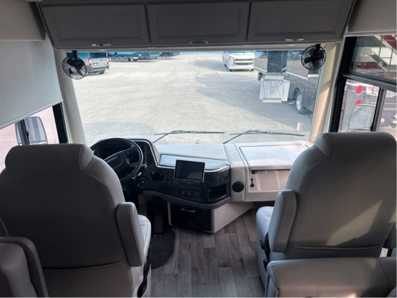 A photo of this 2026 Thor Motor Coach Palazzo GT 33.5