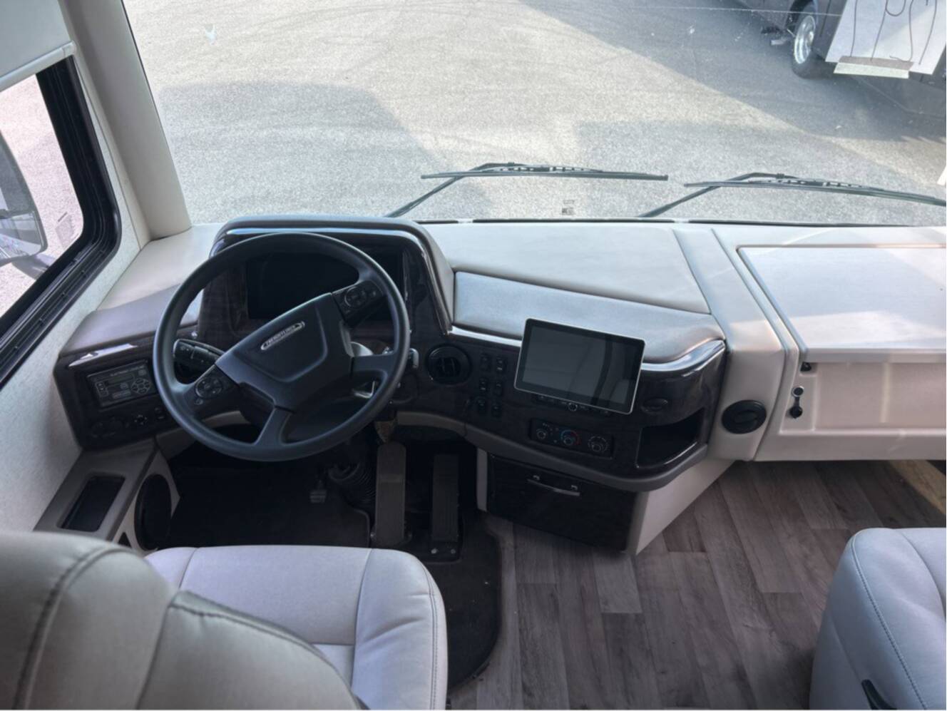 A photo of this 2026 Thor Motor Coach Palazzo GT 33.5