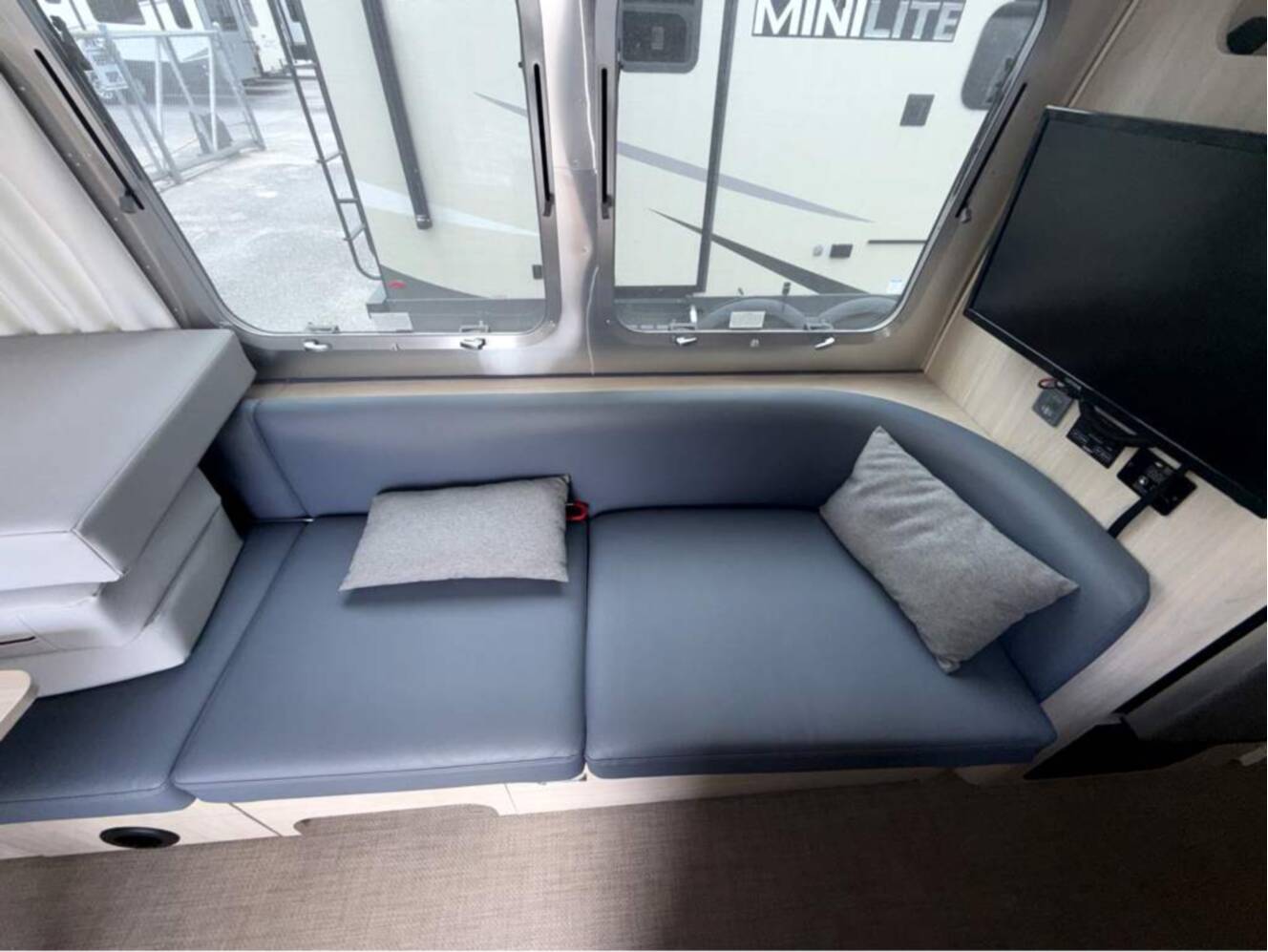 A photo of this 2024 Airstream Globetrotter 27FB