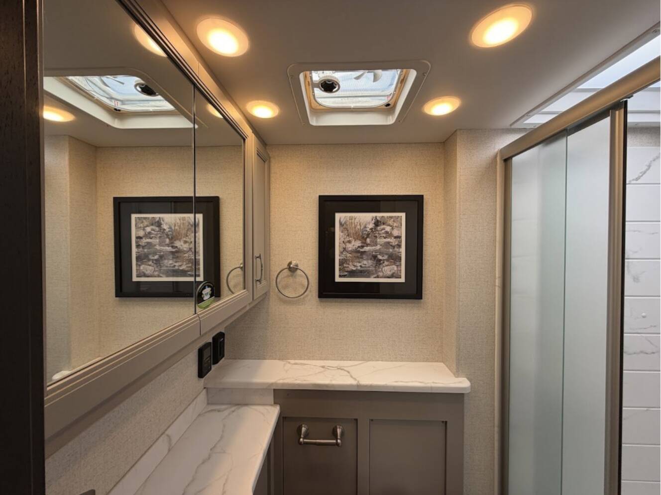 A photo of this 2026 Thor Motor Coach Palazzo GT 33.6