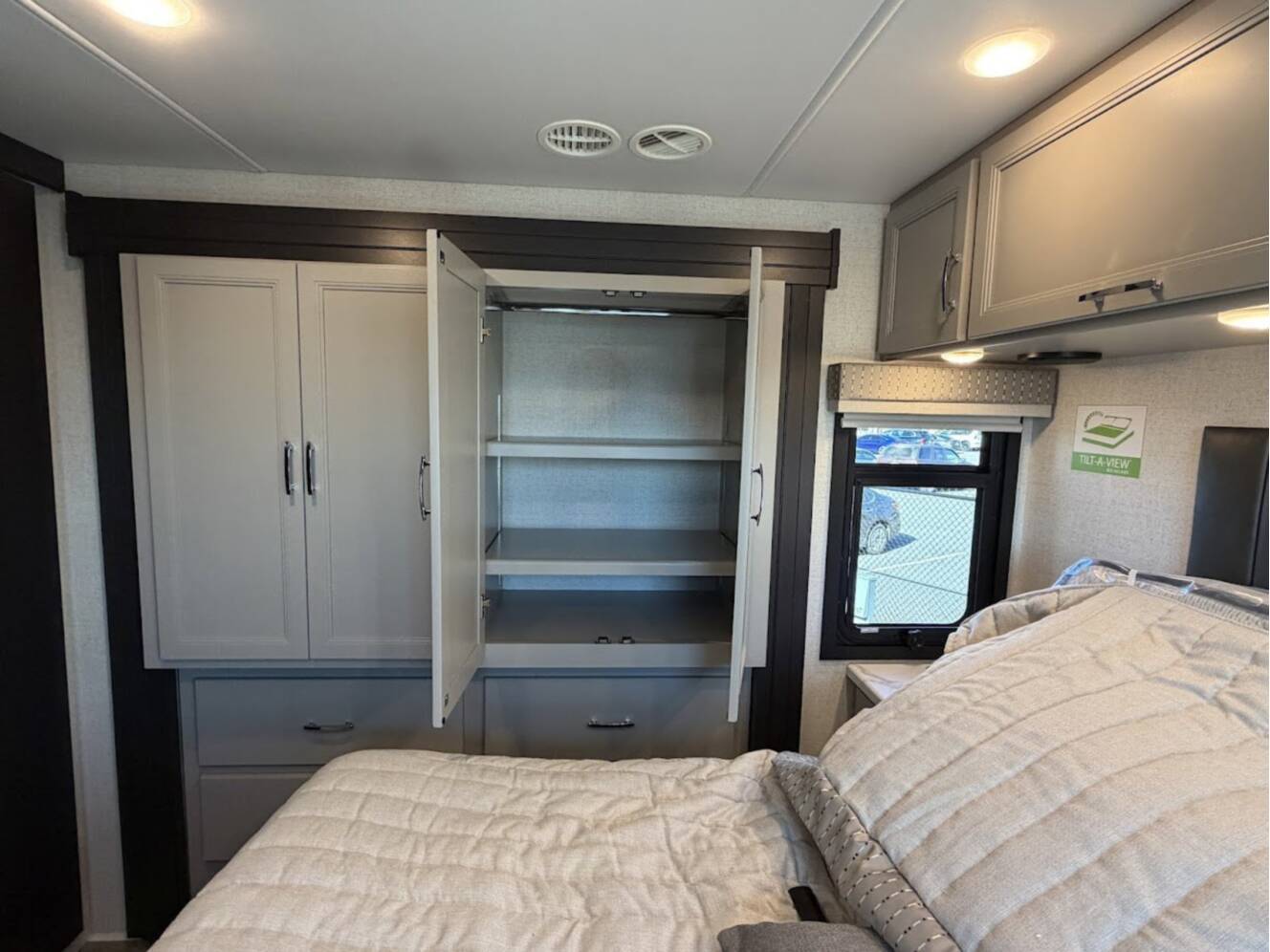 A photo of this 2026 Thor Motor Coach Palazzo GT 33.6