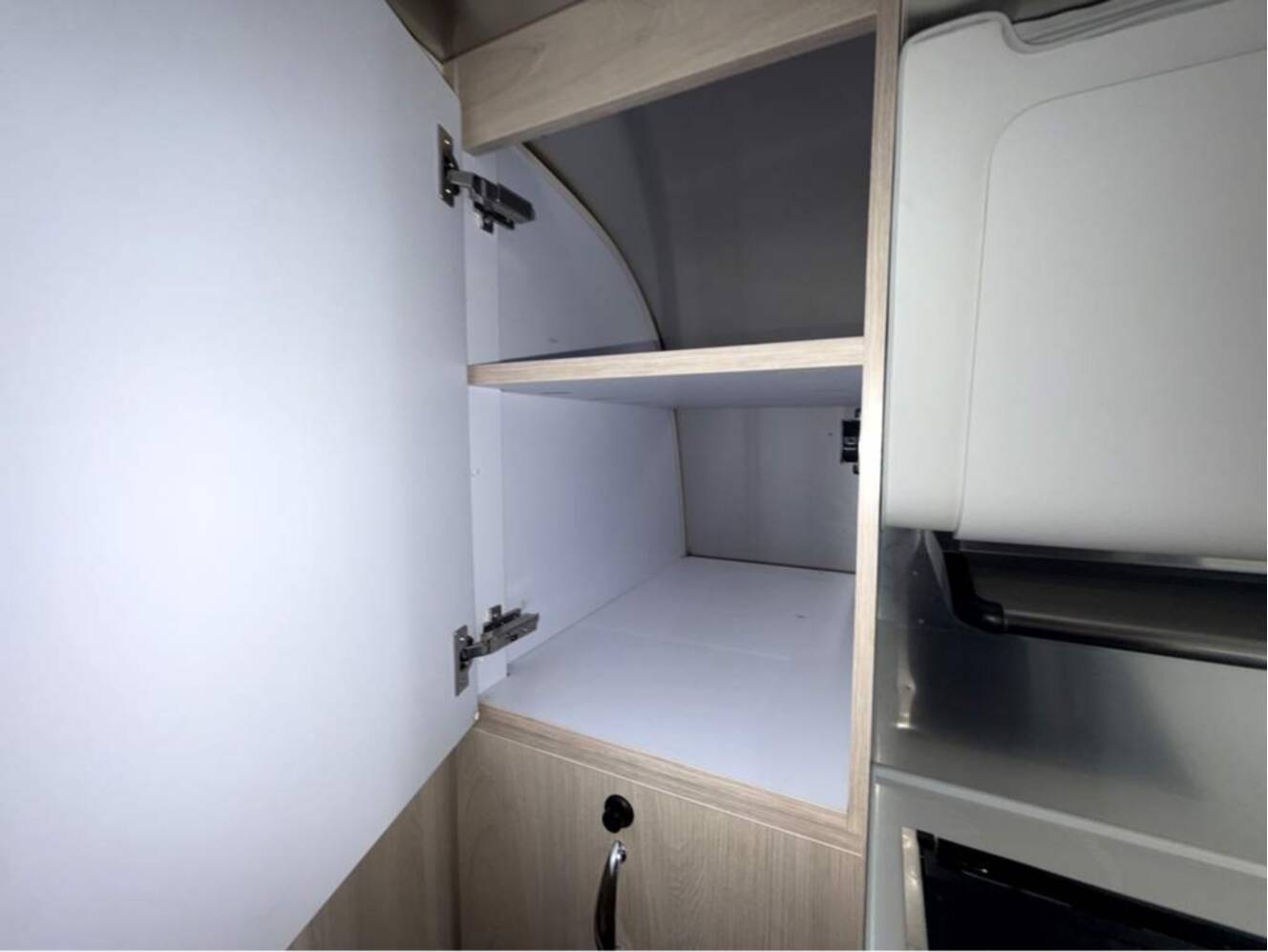 A photo of this 2024 Airstream Globetrotter 27FB