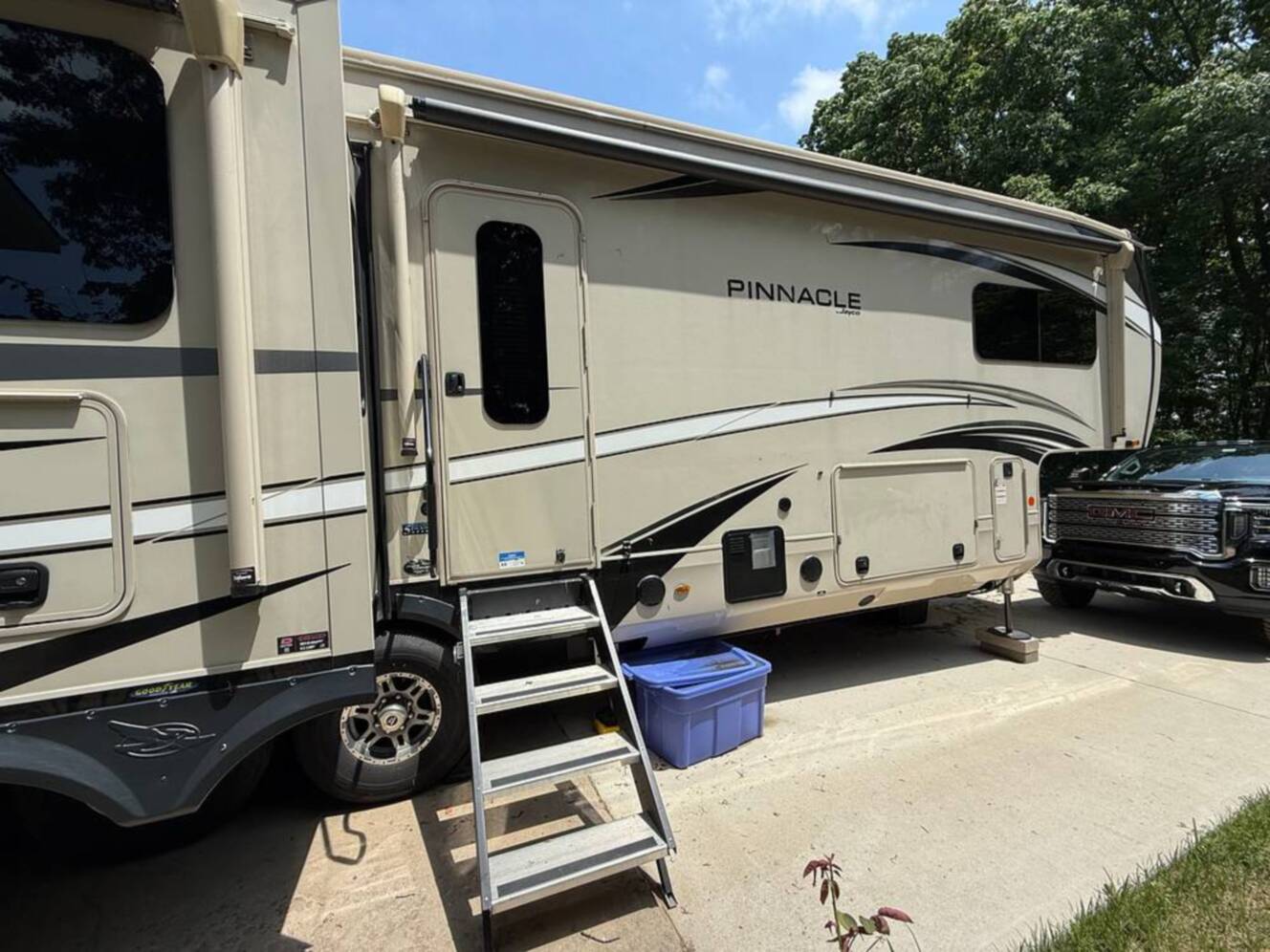 A photo of this 2022 Jayco Pinnacle 36SSWS