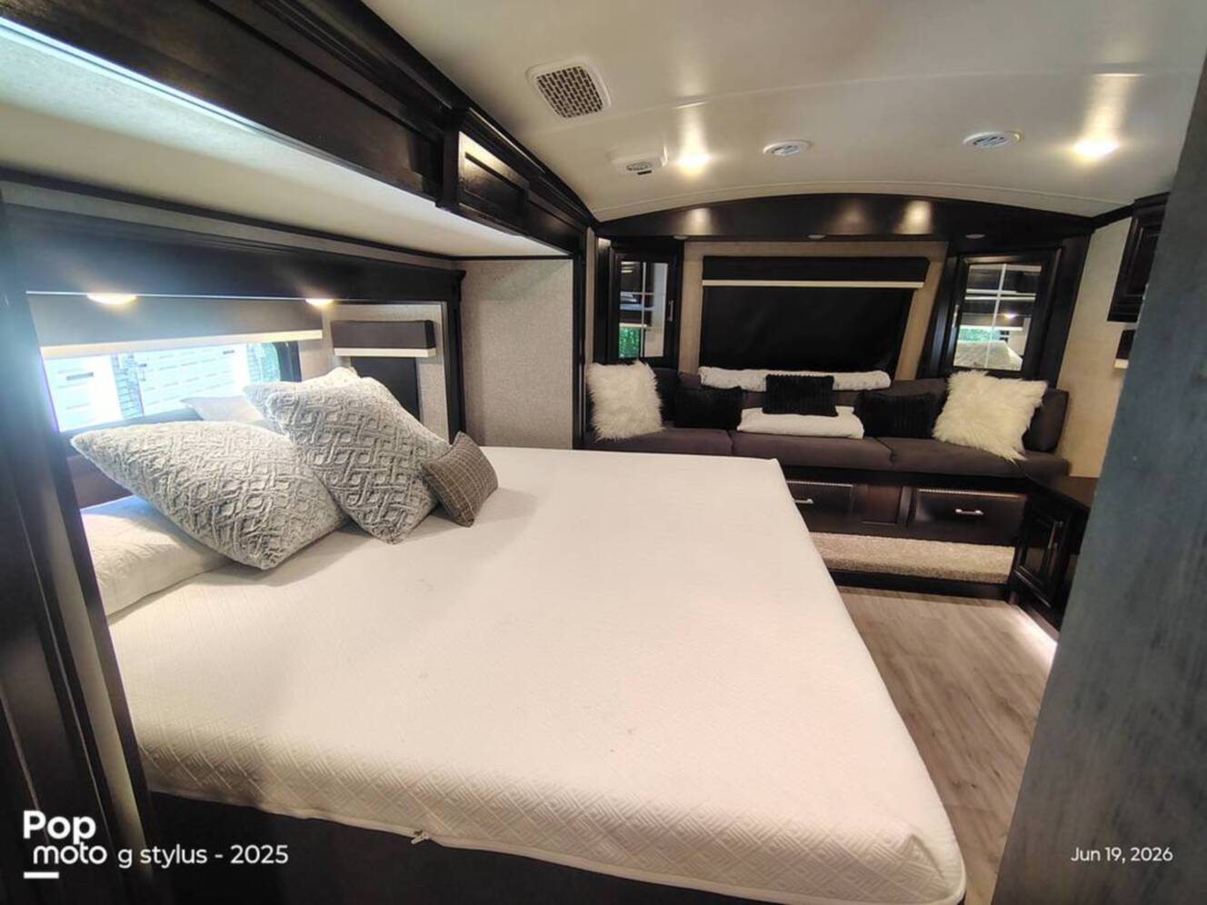 A photo of this 2022 Jayco Pinnacle 36SSWS