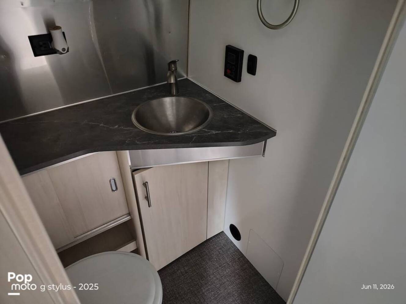 A photo of this 2024 Airstream Flying Cloud 25FB Queen