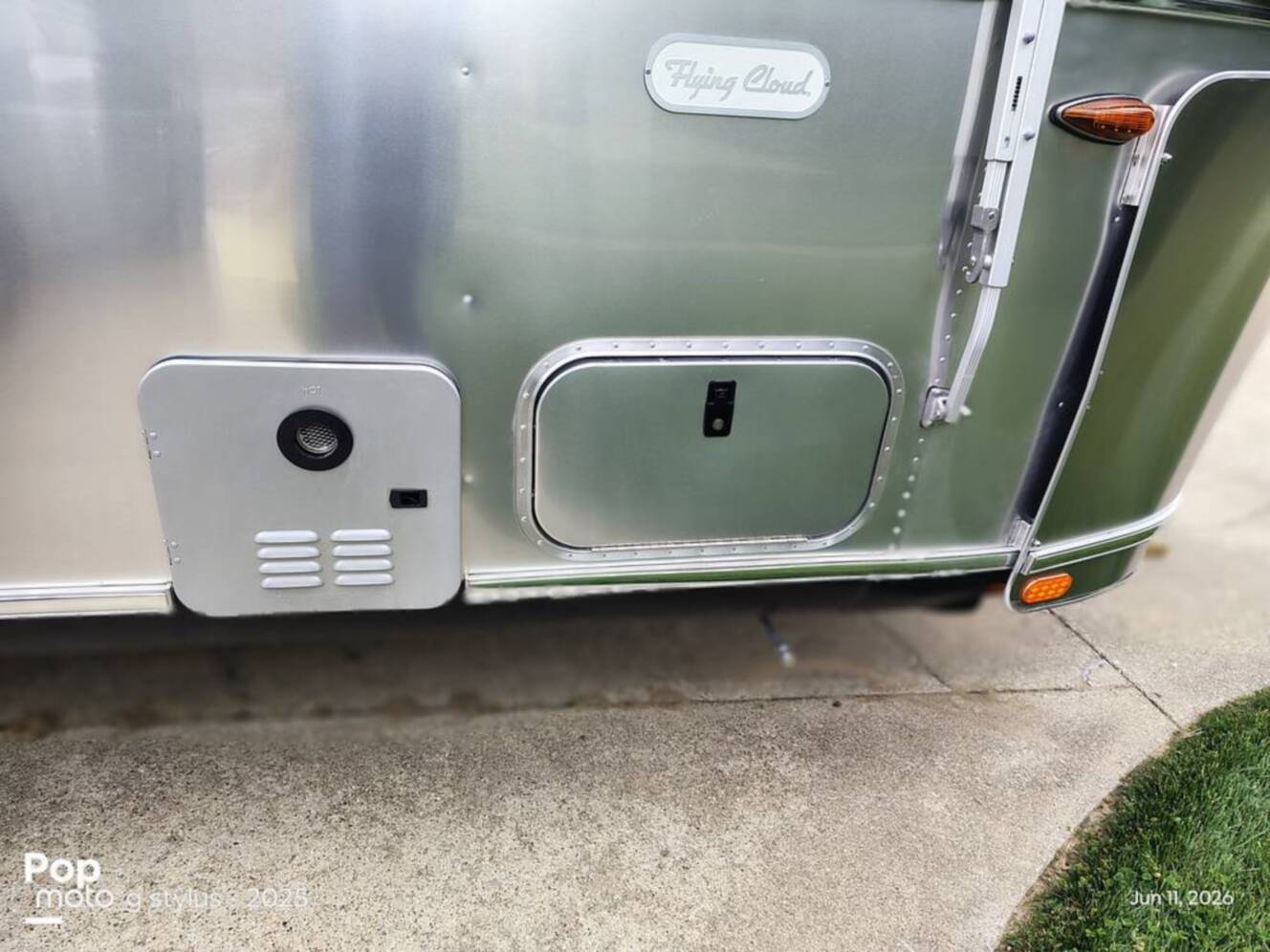 A photo of this 2024 Airstream Flying Cloud 25FB Queen