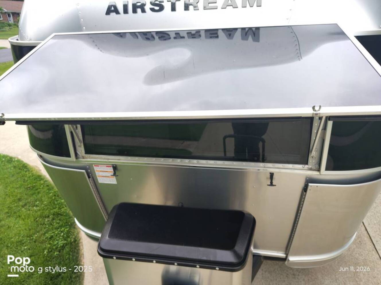 A photo of this 2024 Airstream Flying Cloud 25FB Queen