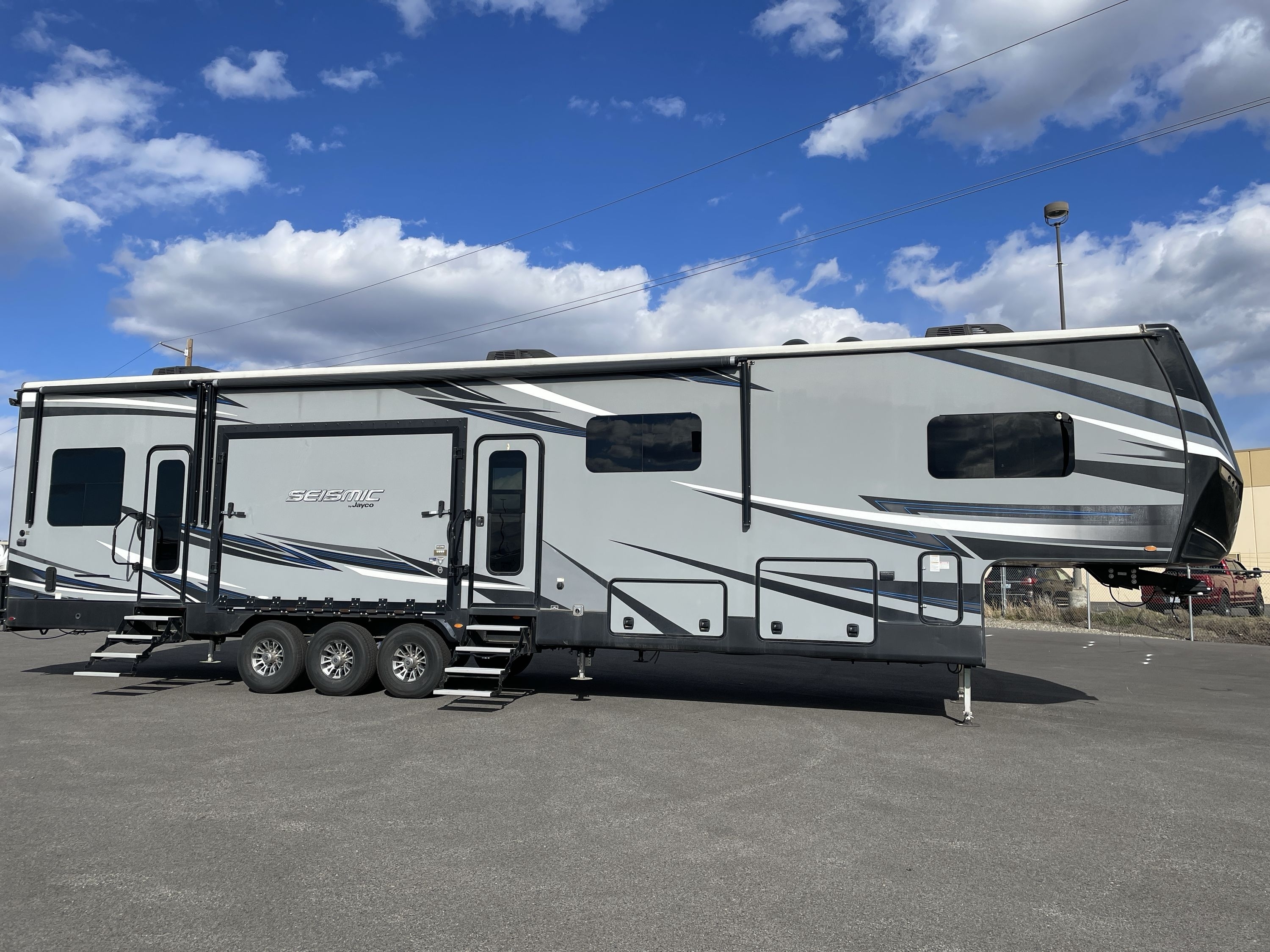 2018 Jayco SEISMIC 4113 Fifth Wheel Toy Hauler RV