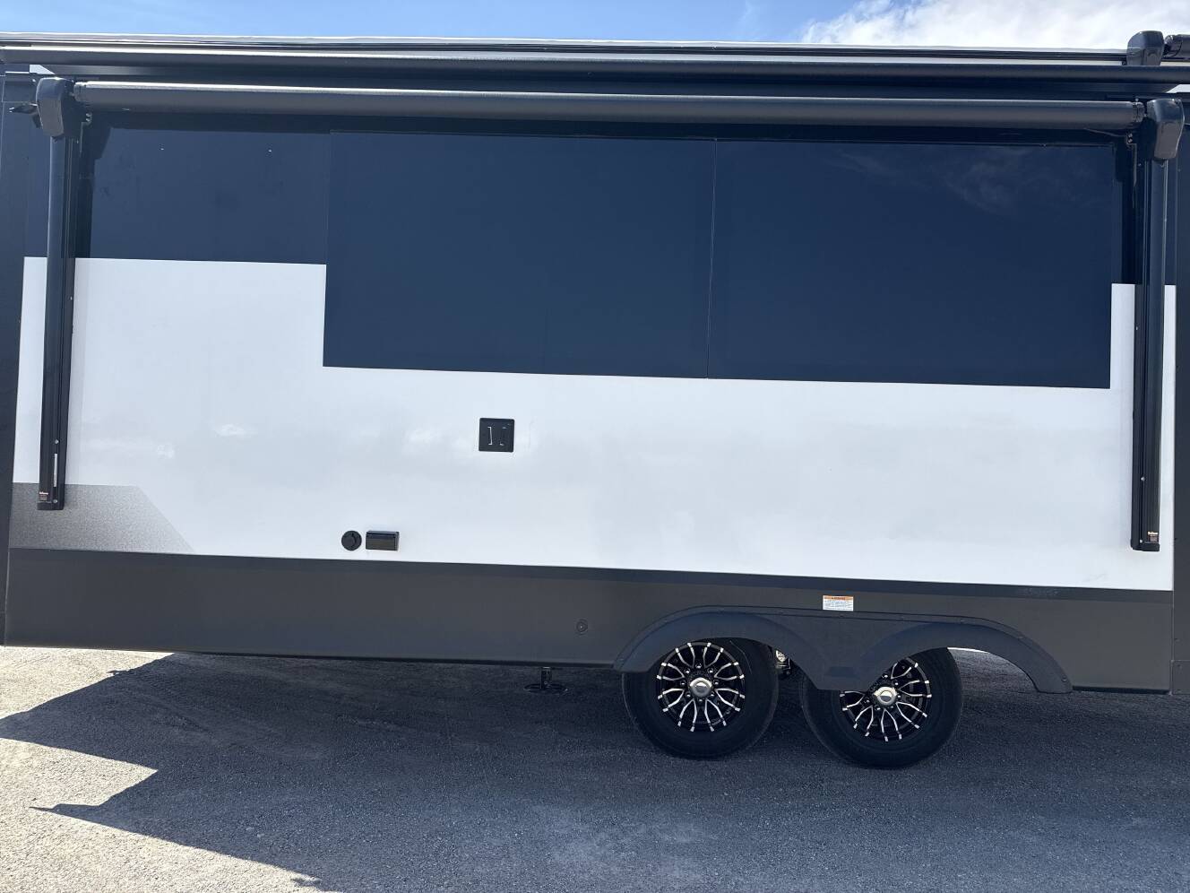 A photo of this 2027 Dutchmen EDDIE BAUER SUMMIT 3511RK