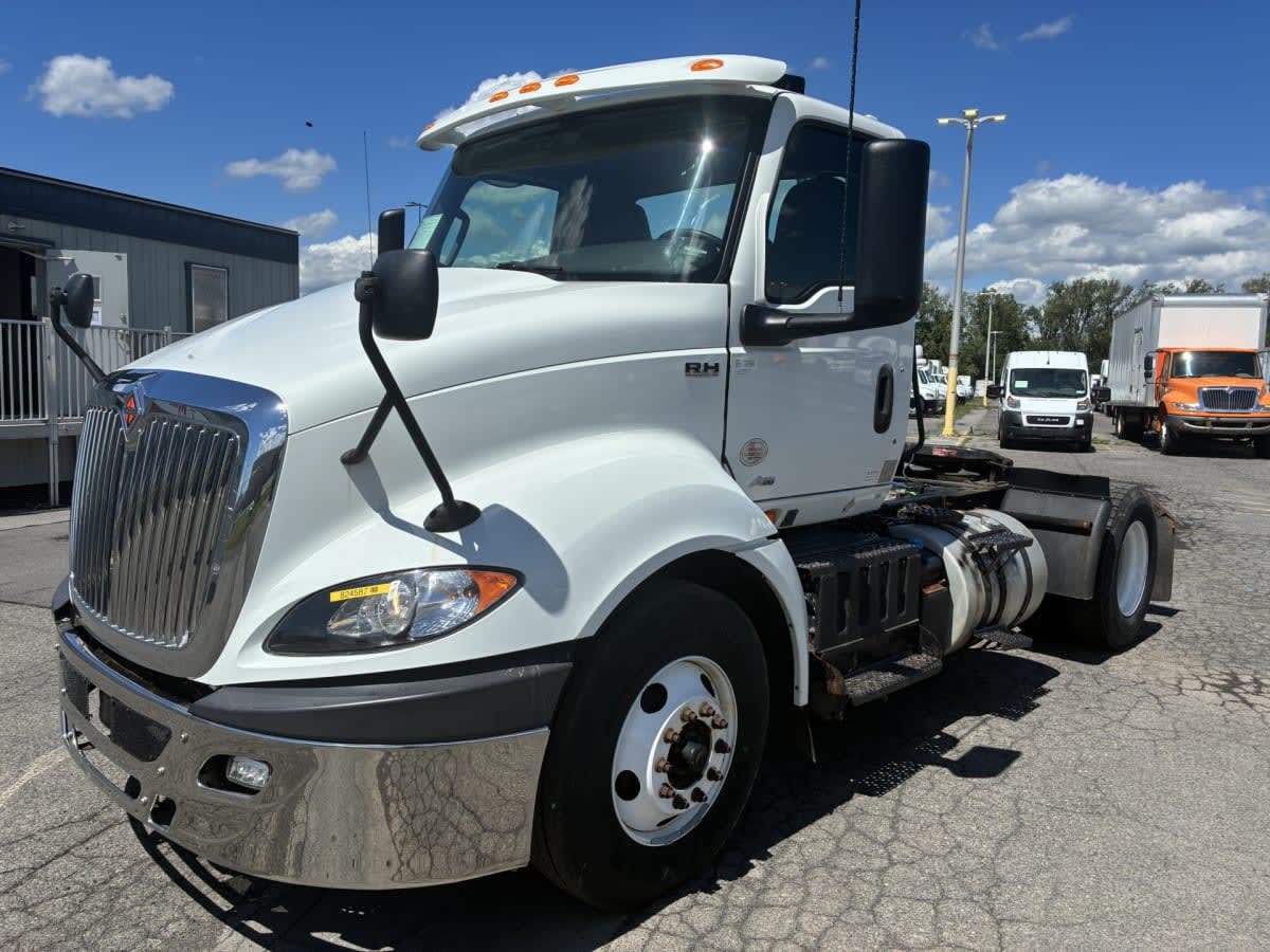 2019 INTERNATIONAL RH613 DAYCAB S/A in Hampton, VA
